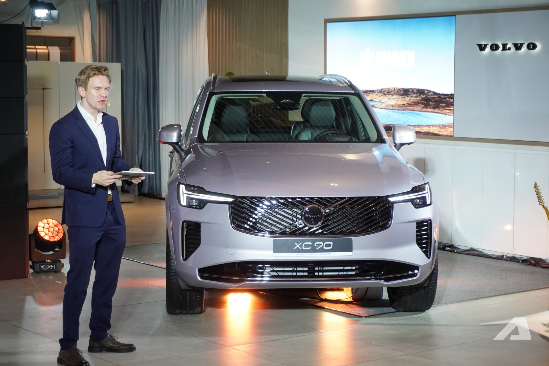 Volvo XC90 2026 ra mắt Việt Nam: Gi&aacute; 3,289 tỷ đồng rẻ hơn cả Lexus RX, m&agrave;n lớn hơn, động cơ kh&ocirc;ng mạnh như trước- Ảnh 1.