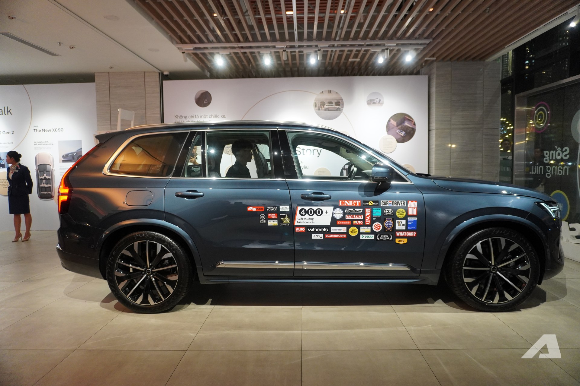 Volvo XC90 2026 ra mắt Việt Nam: Gi&aacute; 3,289 tỷ đồng rẻ hơn cả Lexus RX, m&agrave;n lớn hơn, động cơ kh&ocirc;ng mạnh như trước- Ảnh 8.