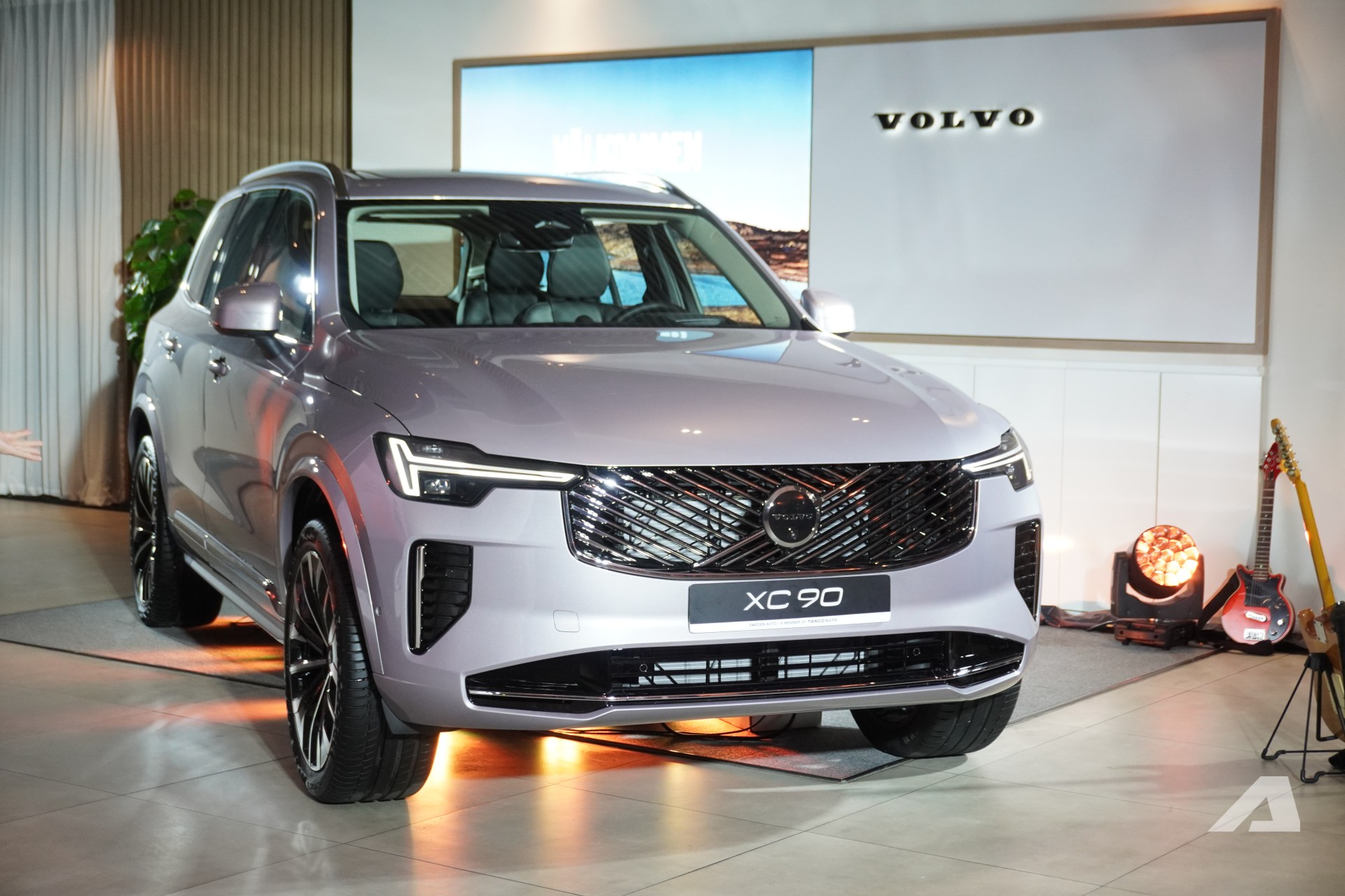 Volvo XC90 2026 ra mắt Việt Nam: Gi&aacute; 3,289 tỷ đồng rẻ hơn cả Lexus RX, m&agrave;n lớn hơn, động cơ kh&ocirc;ng mạnh như trước- Ảnh 2.