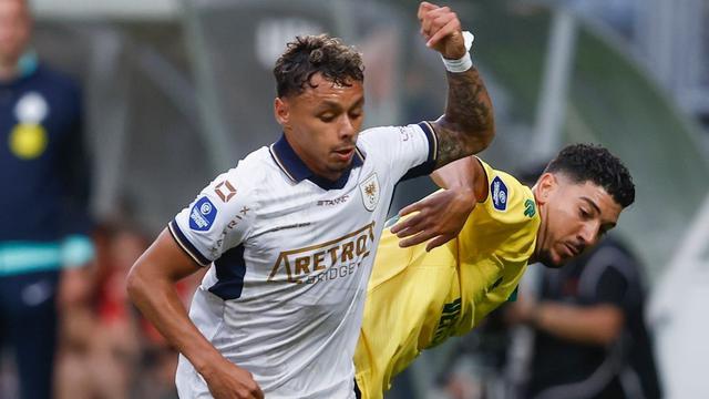 Ồn &agrave;o hộ chiếu Dean James: Nguy cơ lan rộng tại b&oacute;ng đ&aacute; H&agrave; Lan - Ảnh 1.