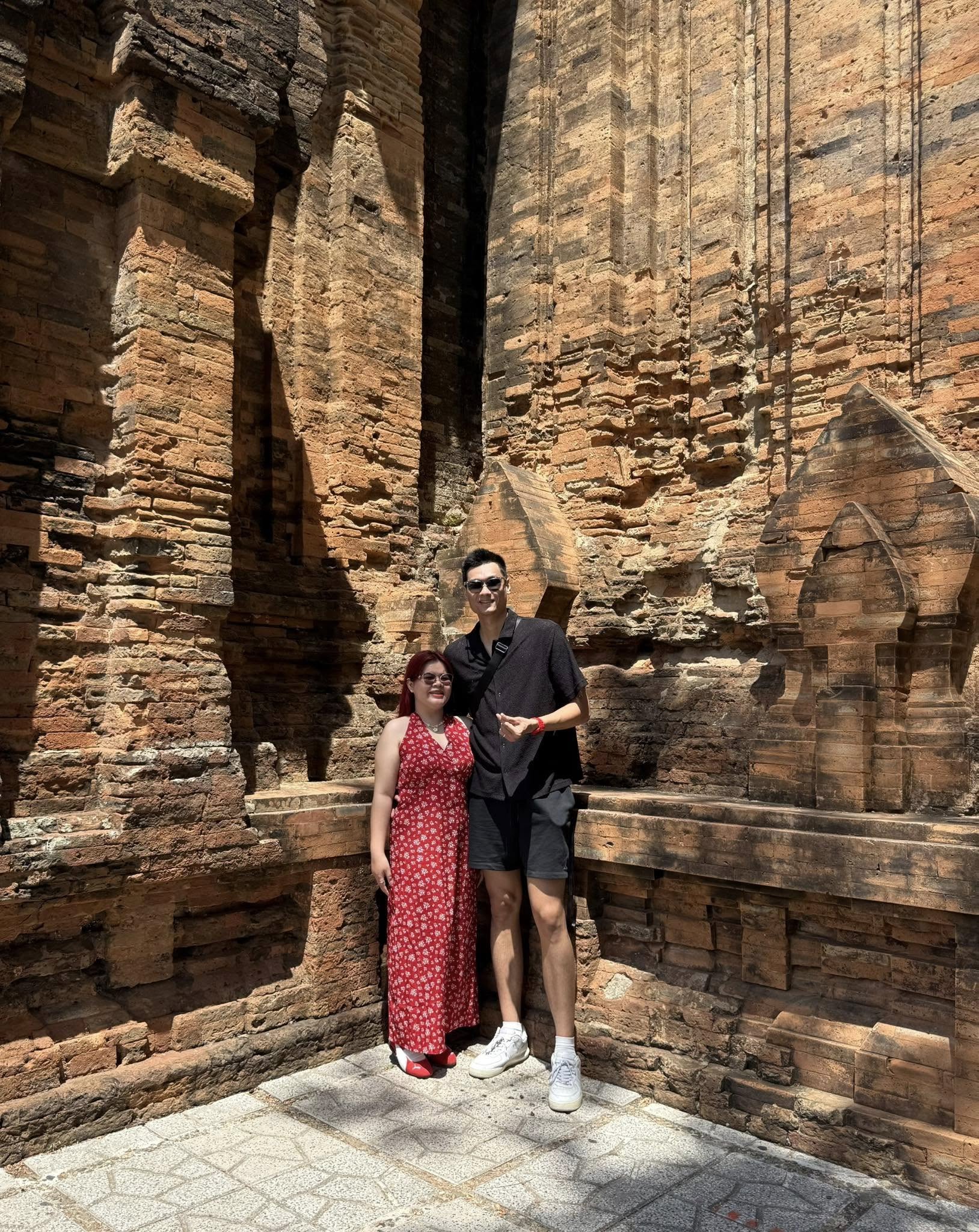 H&ocirc;n nh&acirc;n của ch&agrave;ng trai miền T&acirc;y cao 2m03 v&agrave; vợ bị cho l&agrave; "ch&ecirc;nh lệch": Chăm chồng như em b&eacute;!- Ảnh 7.