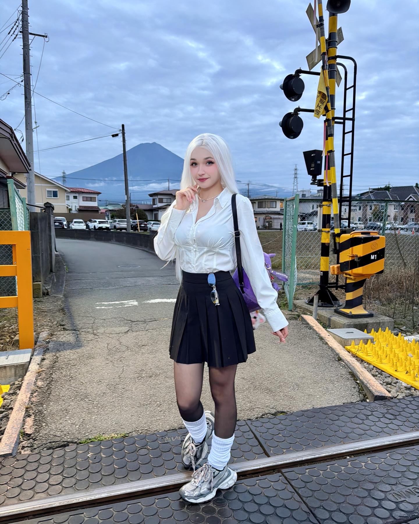 Biến h&igrave;nh th&agrave;nh Gojo Satoru b&ecirc;n hồ bơi, h&oacute;a ra đ&acirc;y l&agrave; c&aacute;ch nữ coser 2 triệu follow "h&uacute;t view" tr&ecirc;n MXH - Ảnh 5.