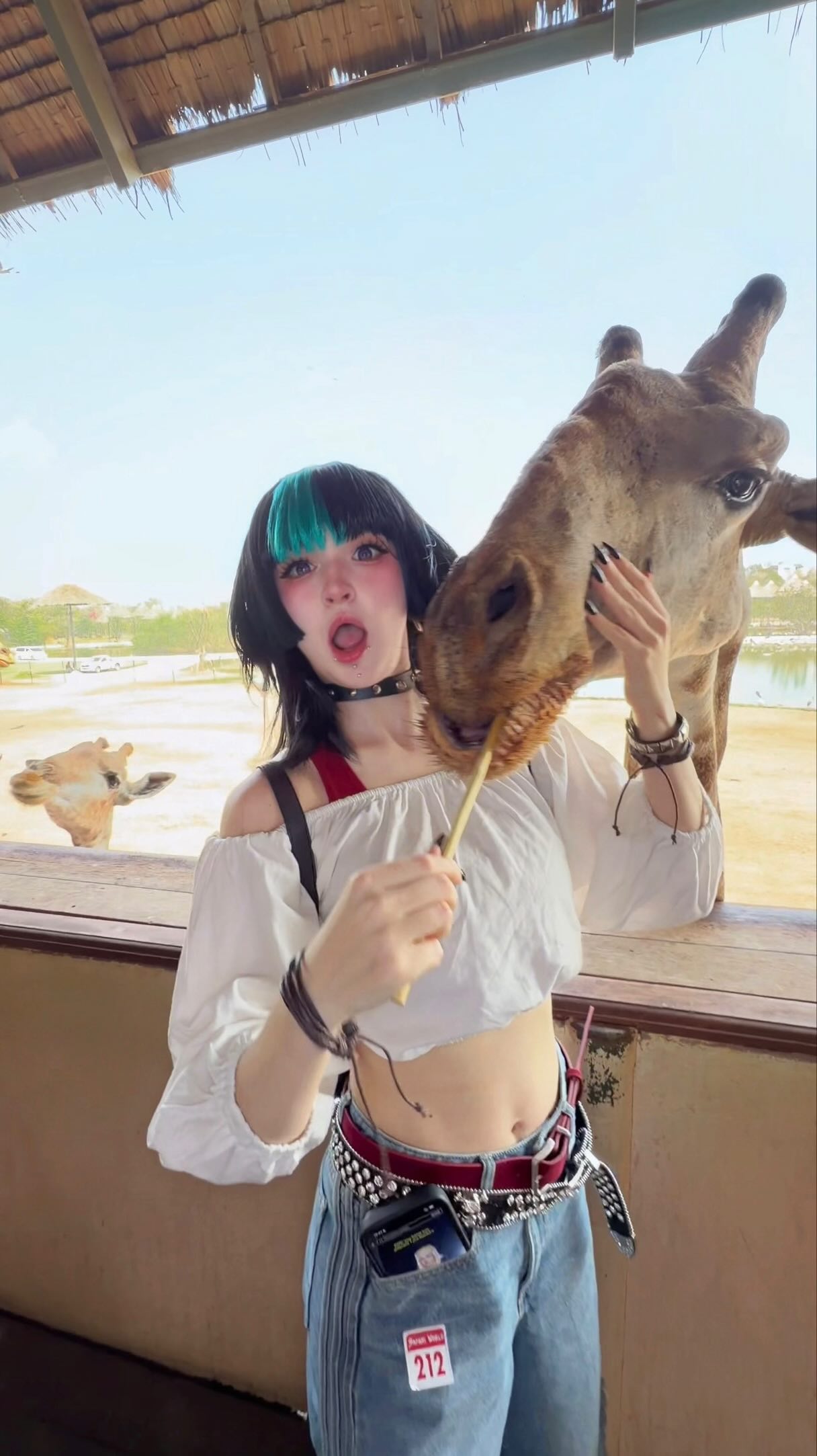 Biến h&igrave;nh th&agrave;nh Gojo Satoru b&ecirc;n hồ bơi, h&oacute;a ra đ&acirc;y l&agrave; c&aacute;ch nữ coser 2 triệu follow "h&uacute;t view" tr&ecirc;n MXH - Ảnh 1.