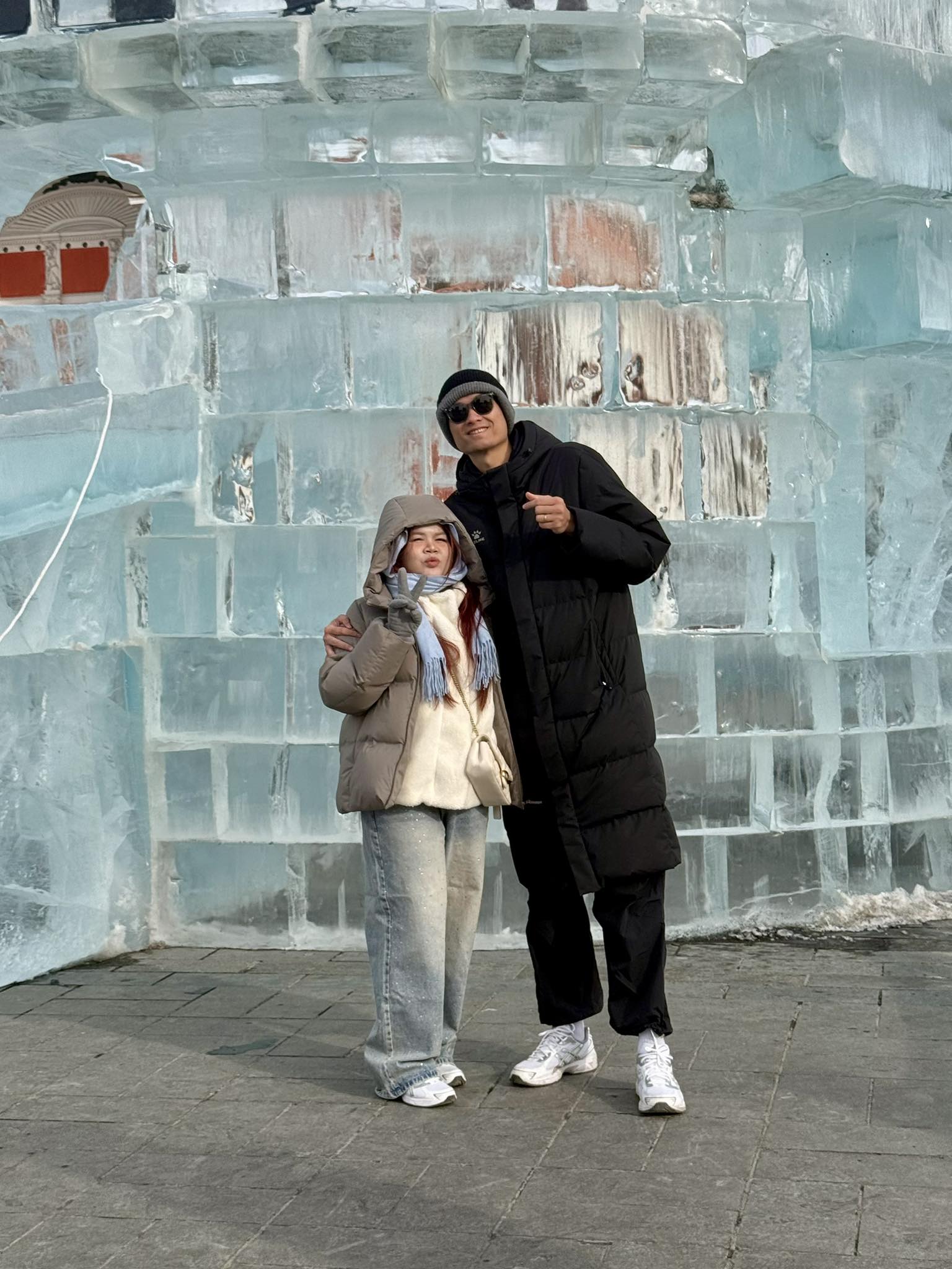 H&ocirc;n nh&acirc;n của ch&agrave;ng trai miền T&acirc;y cao 2m03 v&agrave; vợ bị cho l&agrave; "ch&ecirc;nh lệch": Chăm chồng như em b&eacute;!- Ảnh 6.