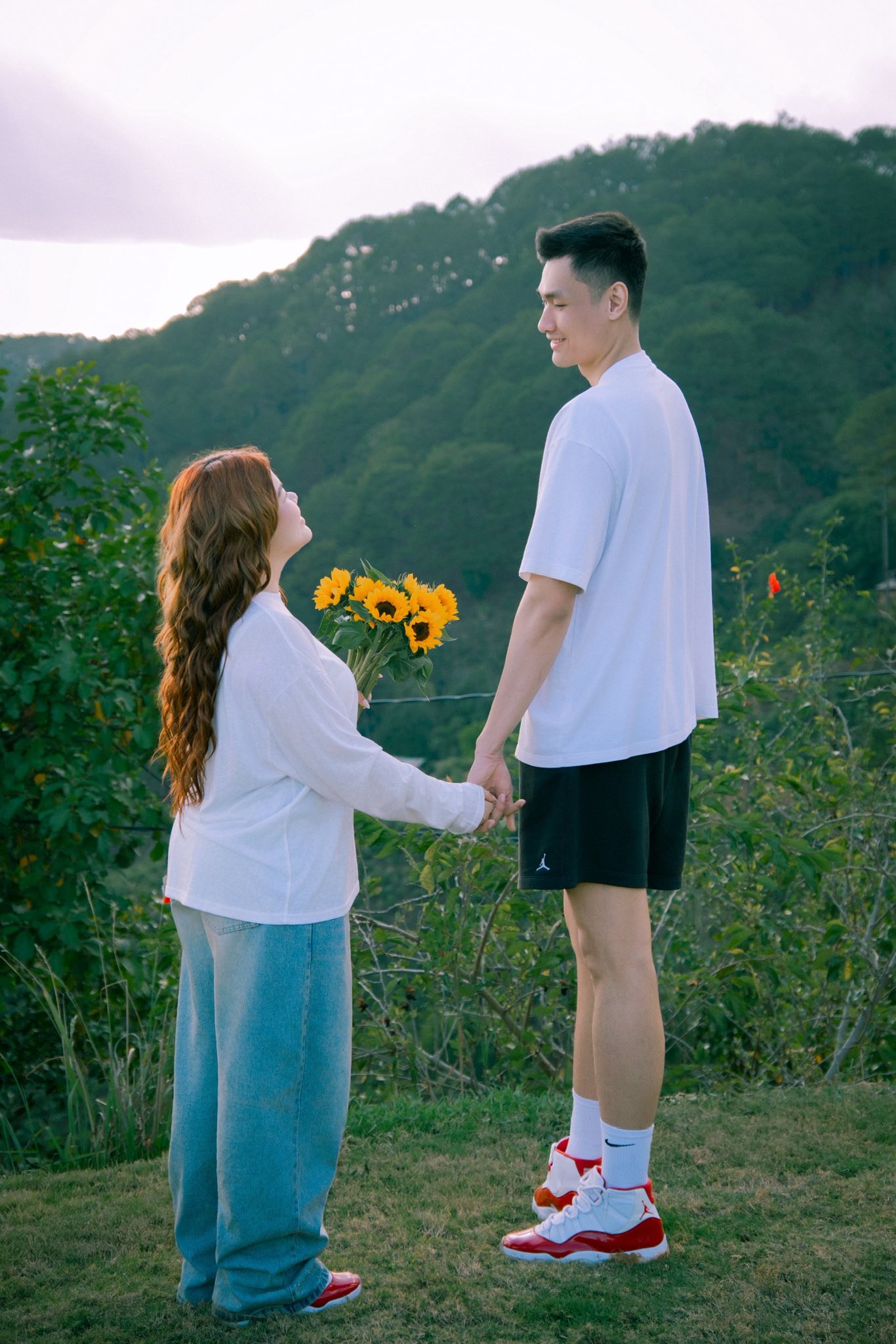 H&ocirc;n nh&acirc;n của ch&agrave;ng trai miền T&acirc;y cao 2m03 v&agrave; vợ bị cho l&agrave; "ch&ecirc;nh lệch": Chăm chồng như em b&eacute;!- Ảnh 4.