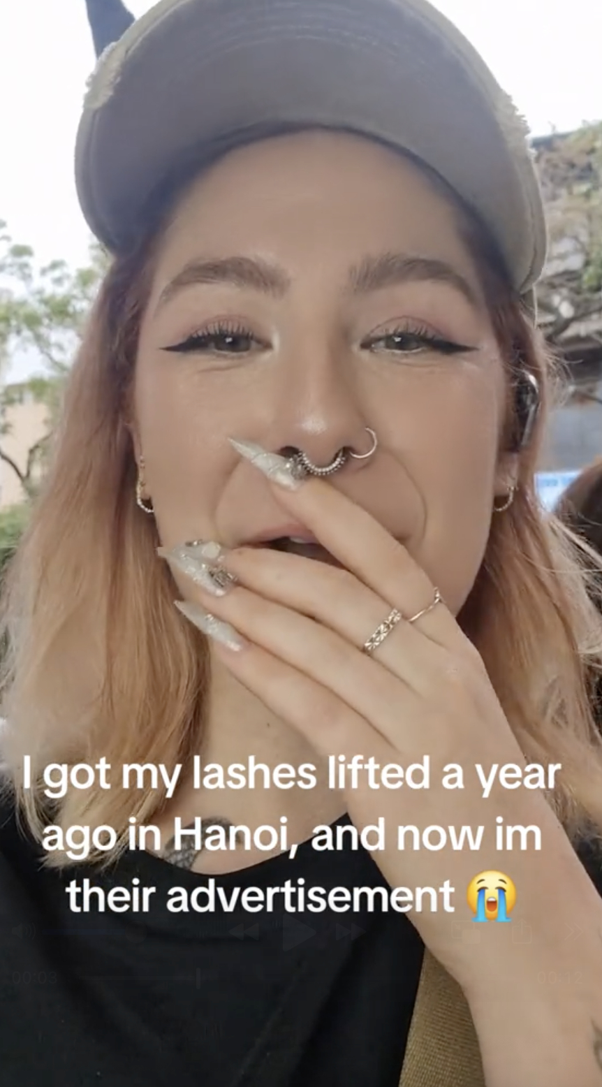 Kh&aacute;ch T&acirc;y đi nối mi ở H&agrave; Nội chụp ảnh feeback dịch vụ, 1 năm sau quay ph&aacute;t hiện "th&acirc;n phận mới" của m&igrave;nh- Ảnh 1.