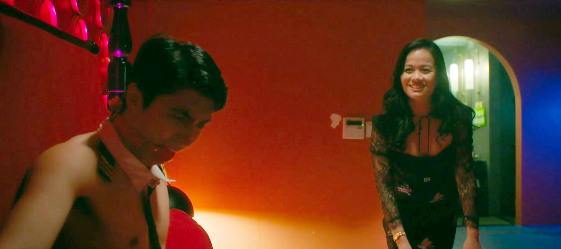 Phim Việt g&acirc;y sốc v&igrave; ngập cảnh 18+ vượt mức cho ph&eacute;p, xem tới đ&acirc;u đỏ mặt tới đ&oacute;- Ảnh 2.