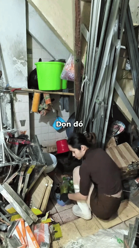 Cảnh nàng dâu cải tạo nhà vệ sinh trong nhà phố cổ Hà Nội hút gần 1 triệu lượt xem - Ảnh 1.