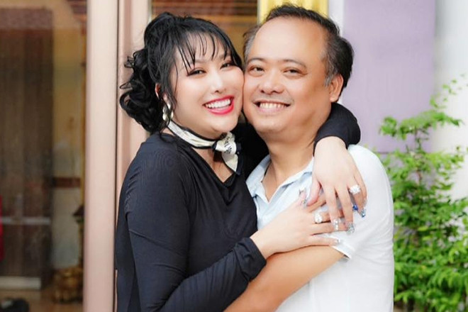 Đại gia miền T&acirc;y si m&ecirc; mẹ đơn th&acirc;n U50 l&agrave; nghệ sĩ, Ph&oacute; Viện trưởng gi&agrave;u cỡ n&agrave;o? - Ảnh 2.