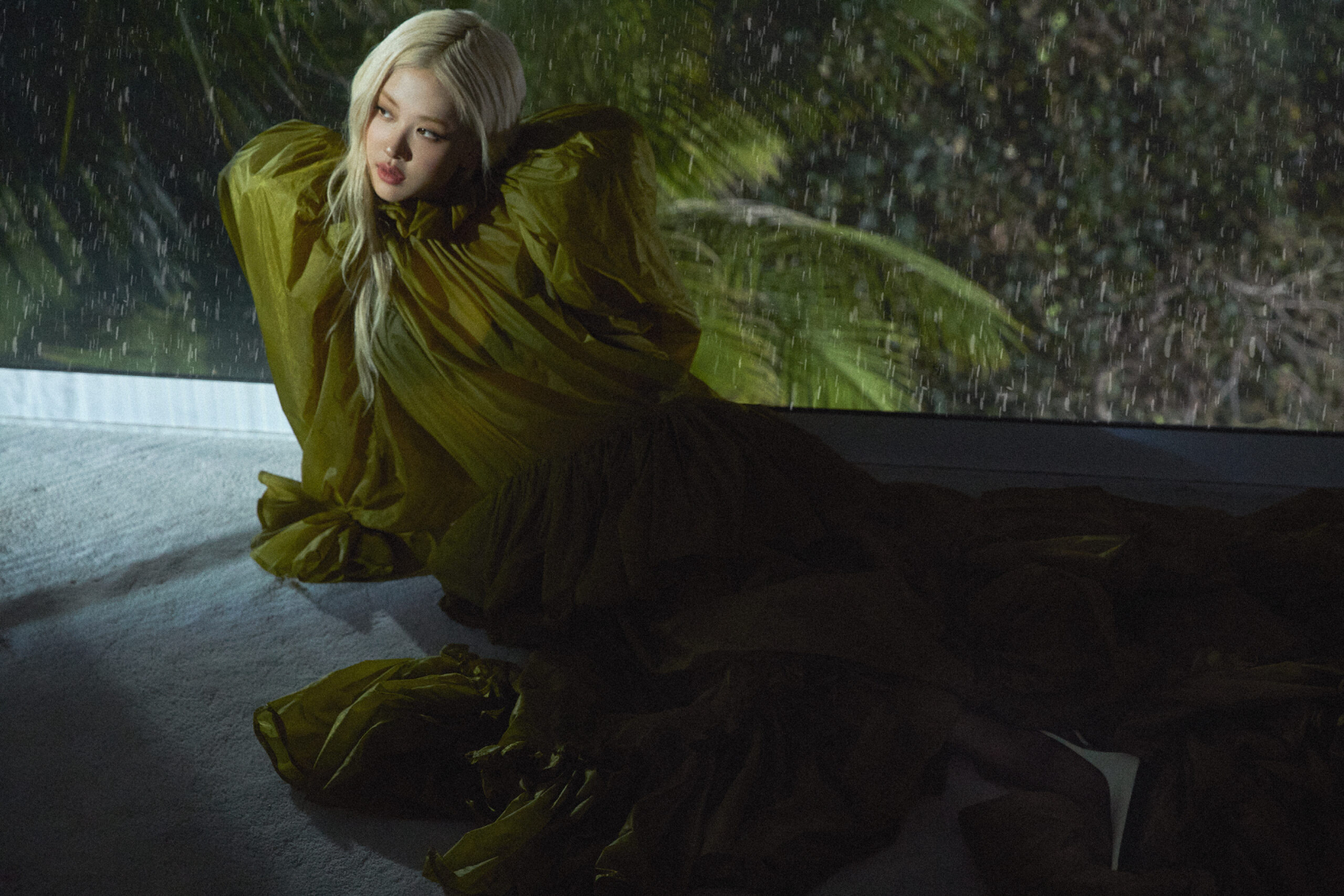 Ros&eacute; - c&ocirc; g&aacute;i bị ch&ecirc; mặc xấu ở show Saint Laurent h&ocirc;m đ&oacute; - đang khiến người ta "ph&aacute;t đi&ecirc;n"- Ảnh 4.