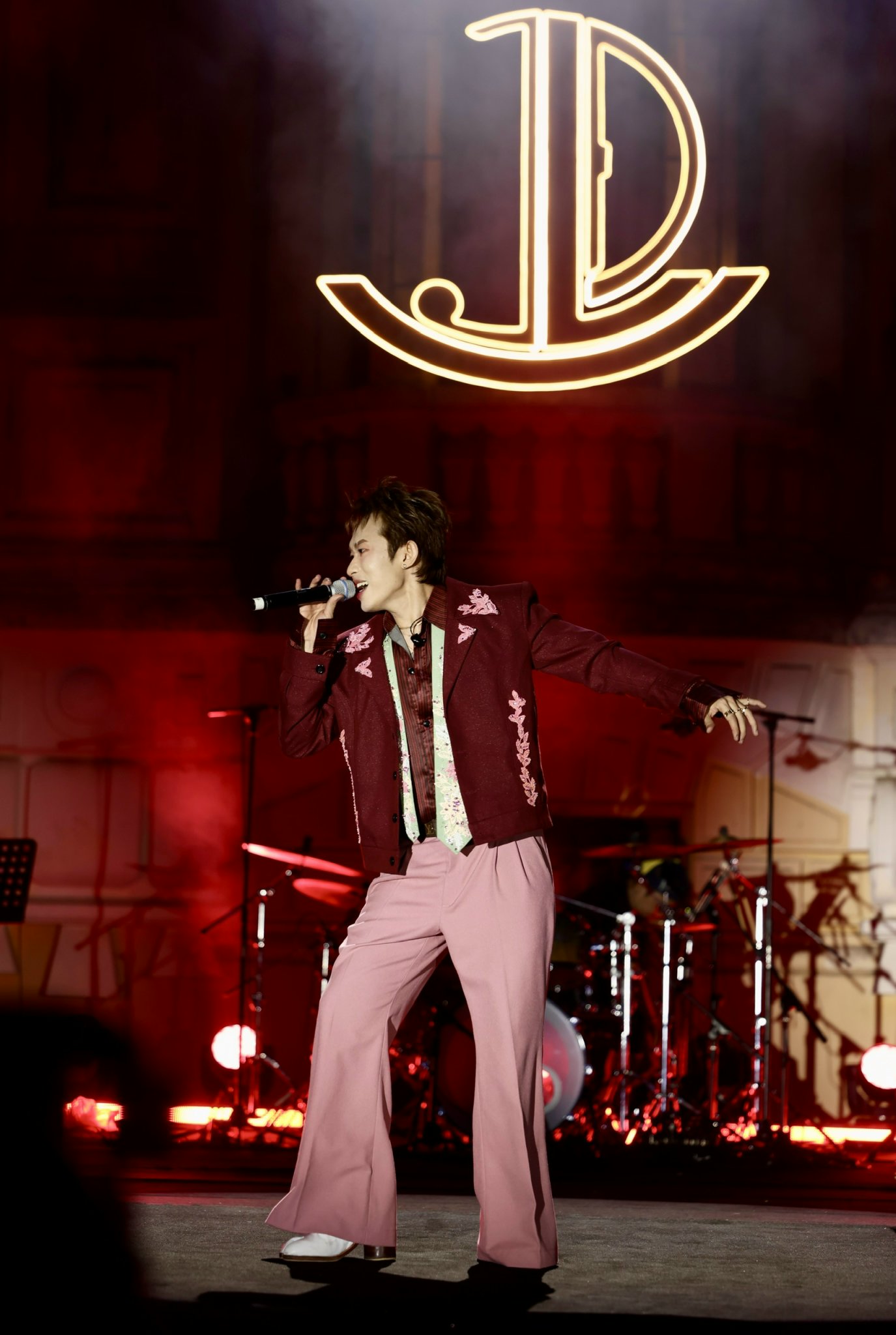 Kay Trần &ldquo;mở cửa tr&aacute;i tim&rdquo; bằng liveshow đầu ti&ecirc;n tại Nh&agrave; h&aacute;t Lớn - Ảnh 2.