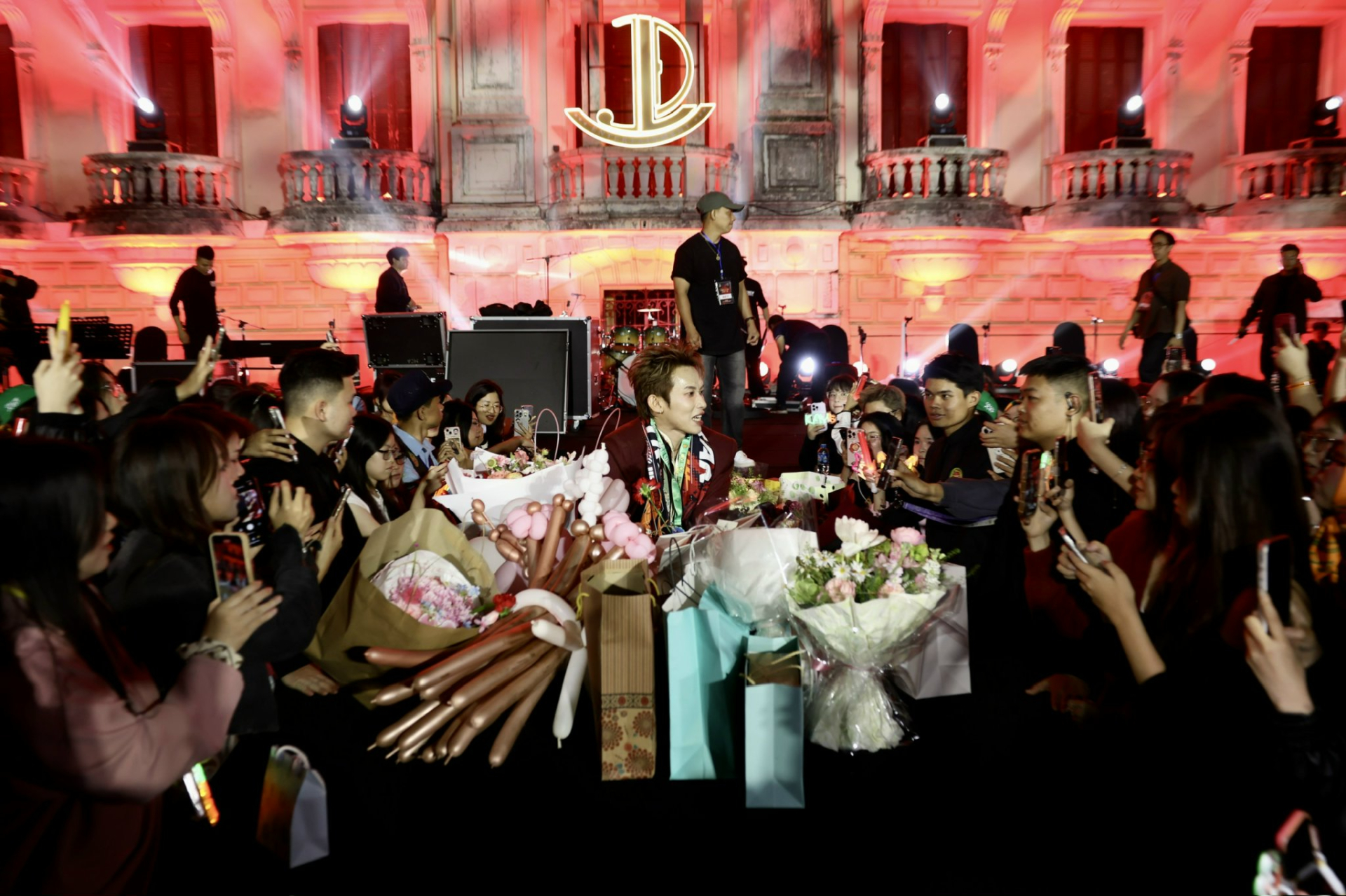 Kay Trần &ldquo;mở cửa tr&aacute;i tim&rdquo; bằng liveshow đầu ti&ecirc;n tại Nh&agrave; h&aacute;t Lớn - Ảnh 4.