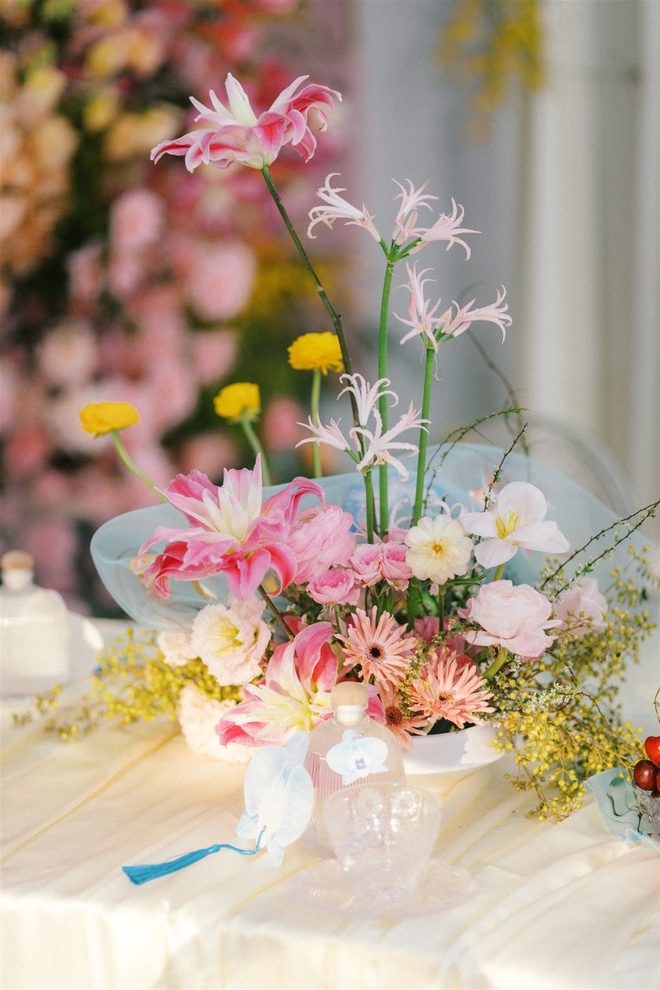 Đ&aacute;m cưới của cặp đ&ocirc;i S&oacute;c Trăng đẹp kh&aacute; tinh tế với t&ocirc;ng pastel giữa dinh thự xa hoa, từng chi tiết đều được vẽ bằng tay- Ảnh 6.