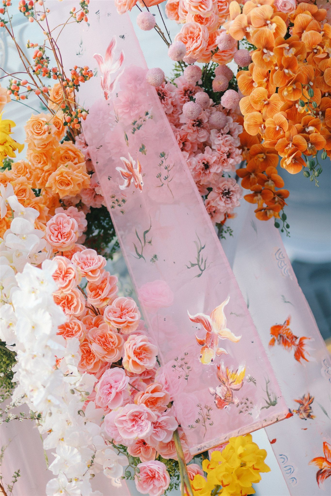 Đ&aacute;m cưới của cặp đ&ocirc;i S&oacute;c Trăng đẹp kh&aacute; tinh tế với t&ocirc;ng pastel giữa dinh thự xa hoa, từng chi tiết đều được vẽ bằng tay- Ảnh 5.