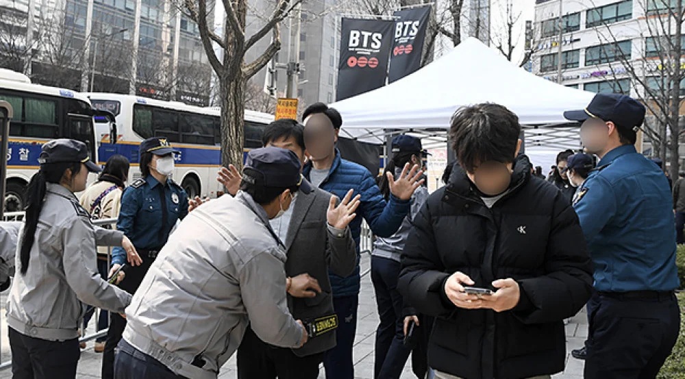 Cảnh sát chặn người mang dao, súng điện vì đêm nhạc BTS - Ảnh 1.