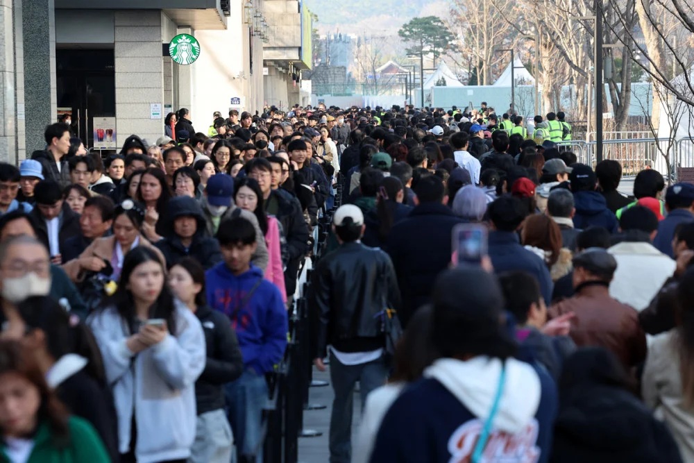 Cảnh sát chặn người mang dao, súng điện vì đêm nhạc BTS - Ảnh 6.