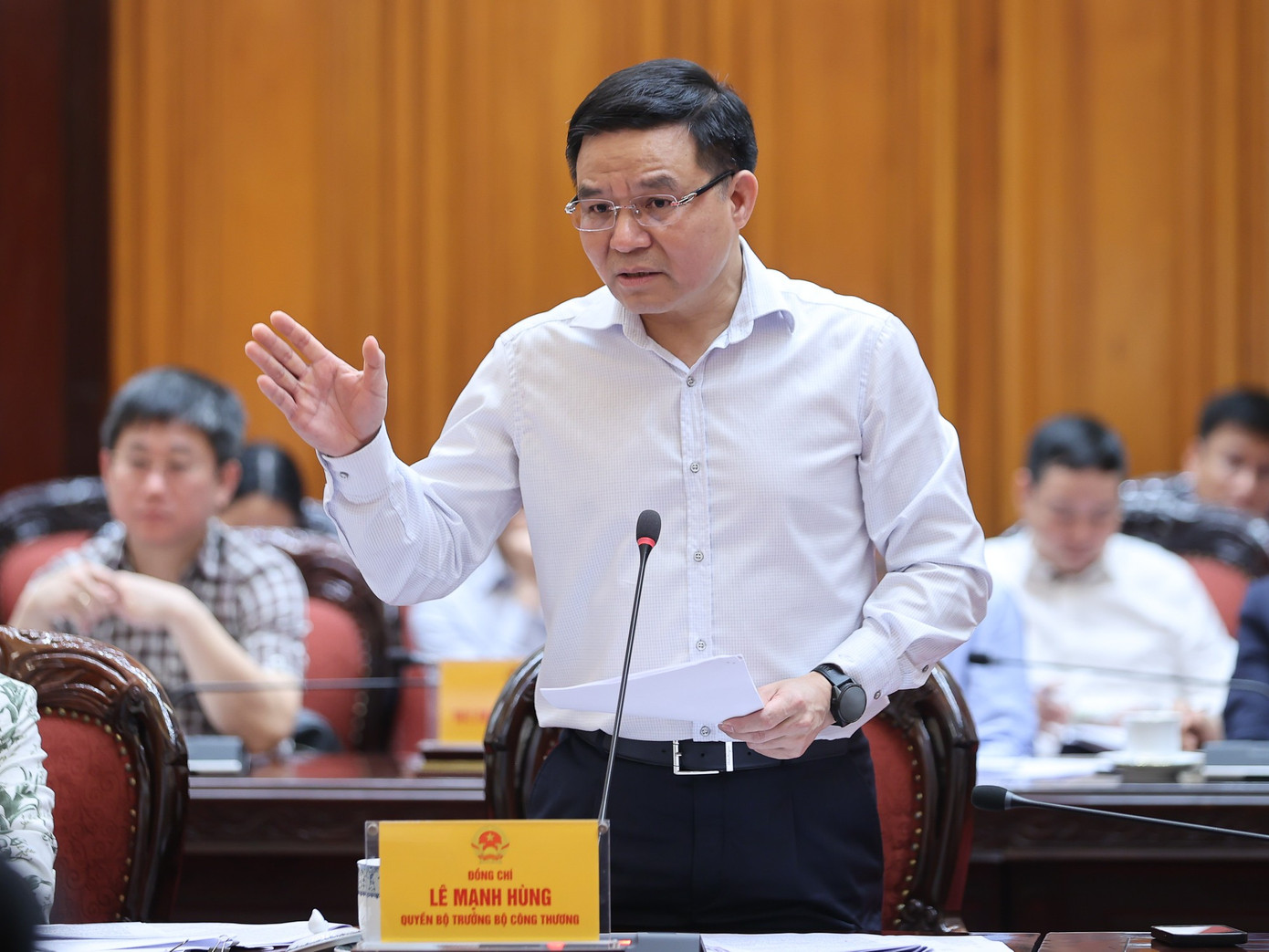 Thủ tướng: Khuyến kh&iacute;ch người d&acirc;n sử dụng phương tiện c&ocirc;ng cộng, xe điện - Ảnh 2.