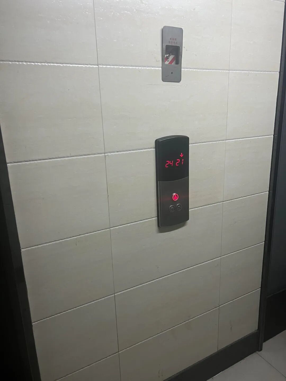 C&oacute; n&ecirc;n mua căn hộ c&oacute; s&acirc;n thượng? Người từng sống ở đ&acirc;y n&oacute;i thẳng: L&atilde;ng mạn th&igrave; &iacute;t, đ&aacute;nh đổi th&igrave; nhiều - Ảnh 4.