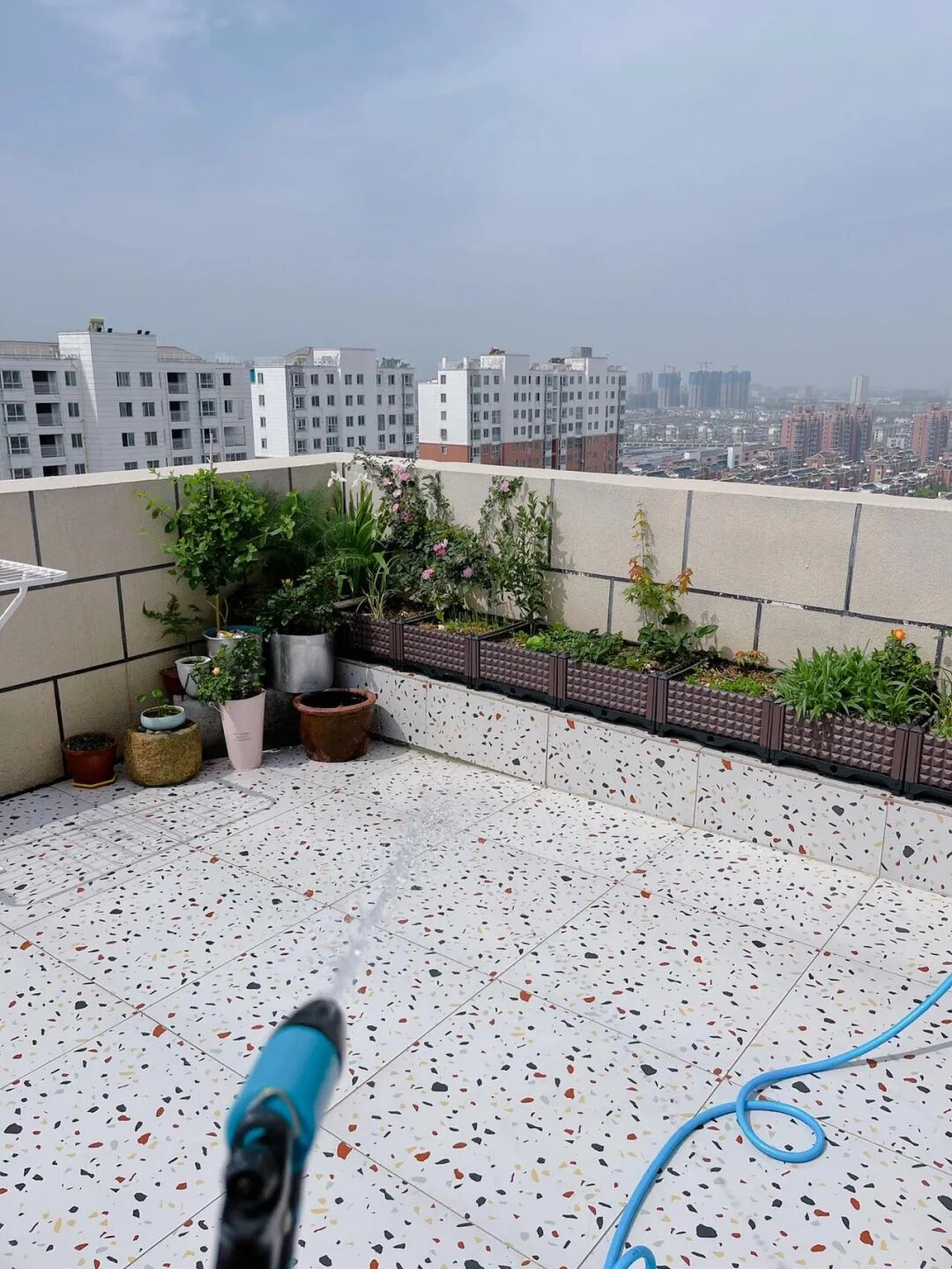 C&oacute; n&ecirc;n mua căn hộ c&oacute; s&acirc;n thượng? Người từng sống ở đ&acirc;y n&oacute;i thẳng: L&atilde;ng mạn th&igrave; &iacute;t, đ&aacute;nh đổi th&igrave; nhiều - Ảnh 3.