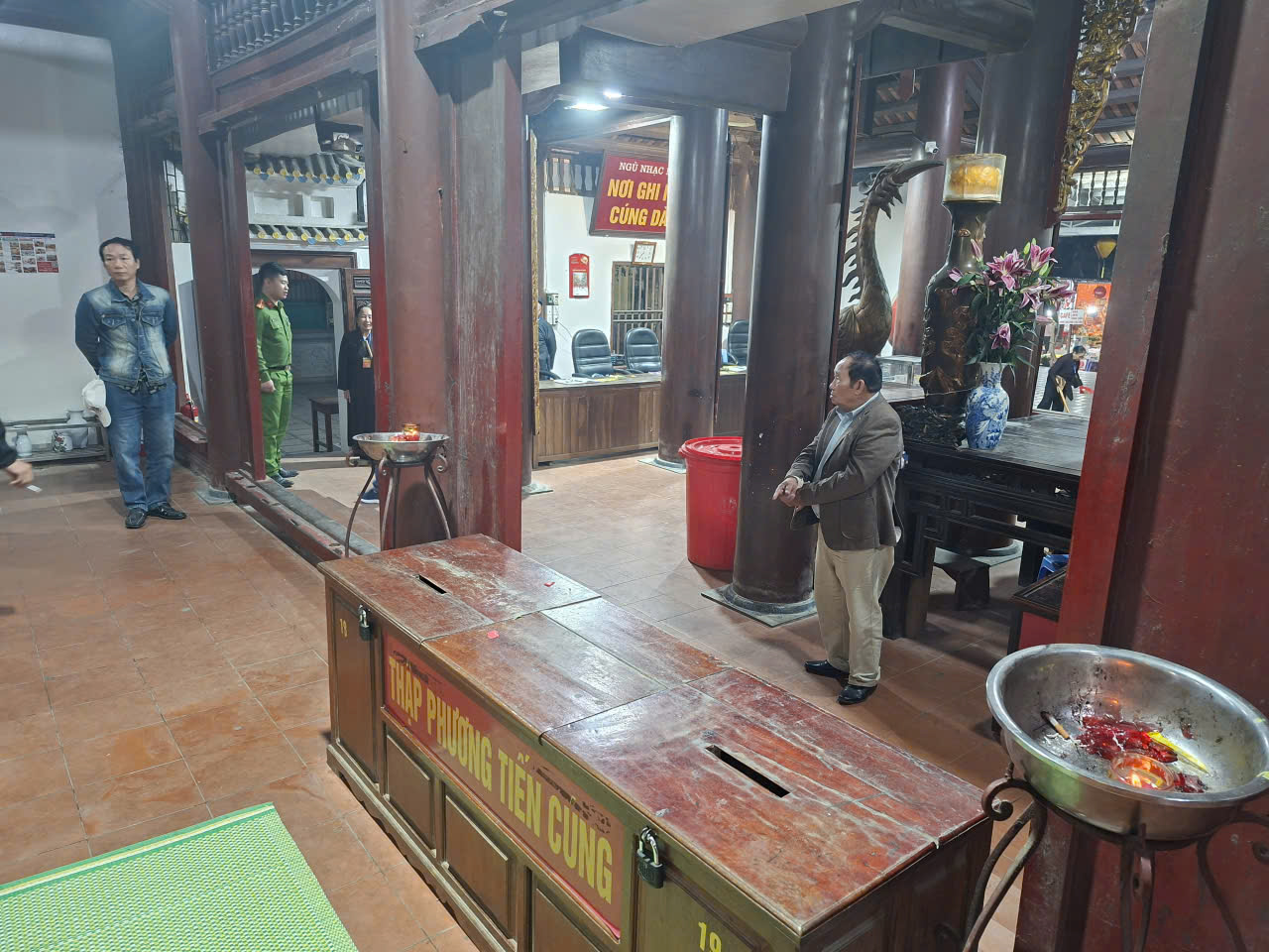 Trộm cắp tại chùa Hương: Người đàn ông 72 tuổi bị khởi tố sau vụ mất điện thọai - Ảnh 2. Trộm cắp tại chùa Hương: Người đàn ông 72 tuổi bị khởi tố sau vụ mất điện thọai - Ảnh 2.