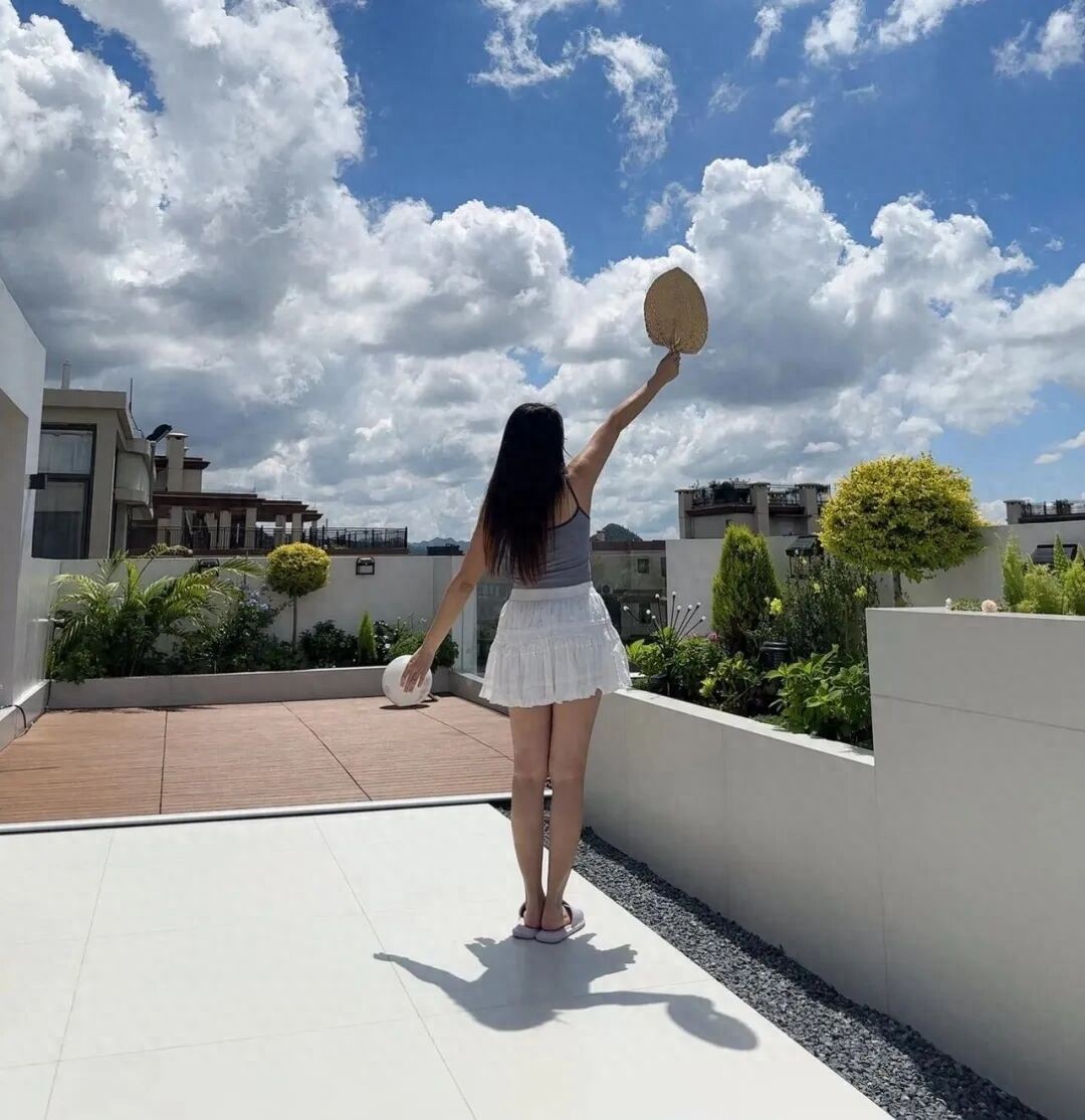 C&oacute; n&ecirc;n mua căn hộ c&oacute; s&acirc;n thượng? Người từng sống ở đ&acirc;y n&oacute;i thẳng: L&atilde;ng mạn th&igrave; &iacute;t, đ&aacute;nh đổi th&igrave; nhiều - Ảnh 1.