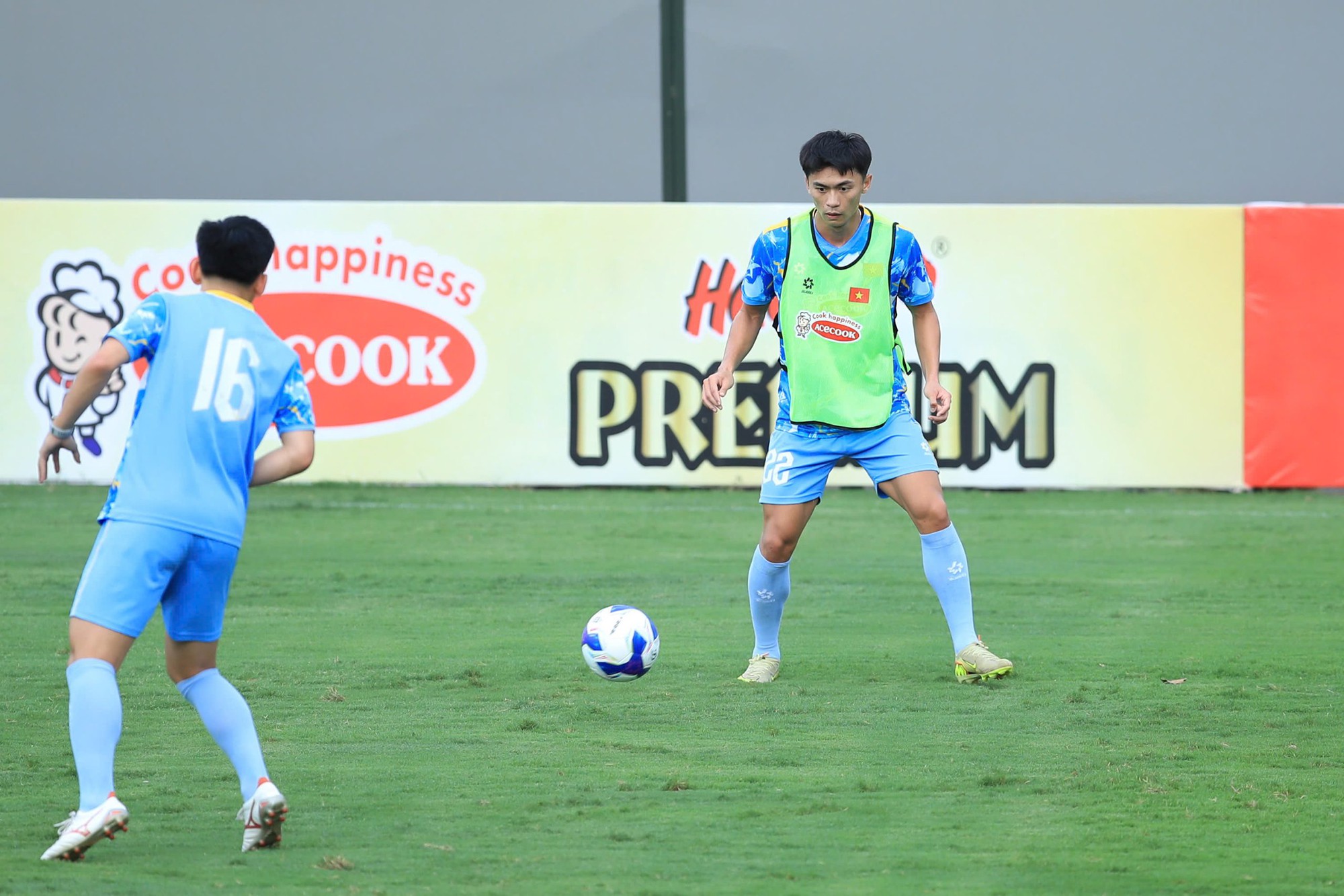 Người mới ở ĐT Việt Nam nói thẳng về Nguyễn Xuân Son, vẫn tự tin “cạnh tranh sòng phẳng” - Ảnh 1.