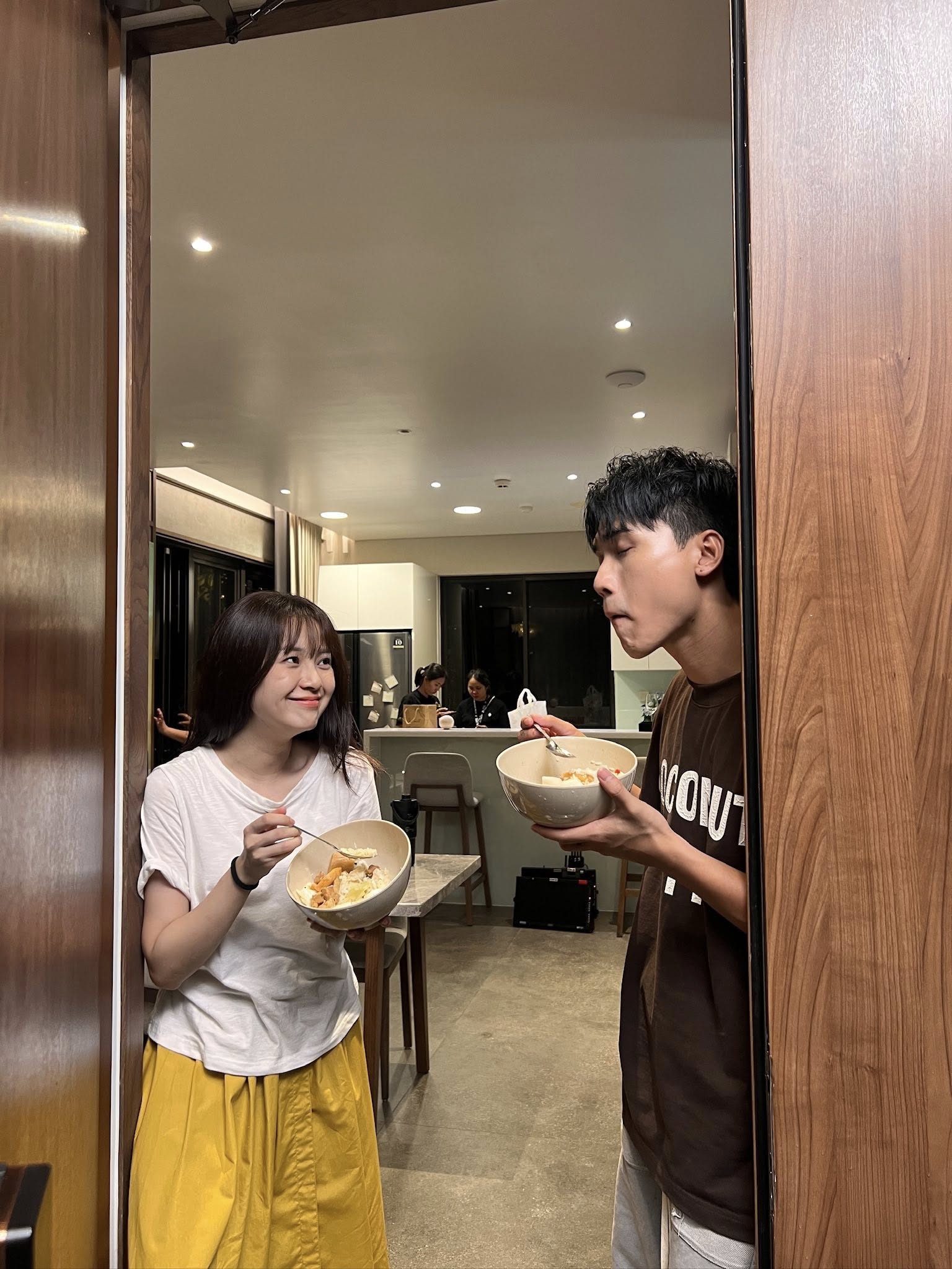 Bị t&oacute;m d&iacute;nh cảnh &ocirc;m eo giữa sự kiện, nay cặp sao Việt quyết định c&ocirc;ng khai? - Ảnh 4.