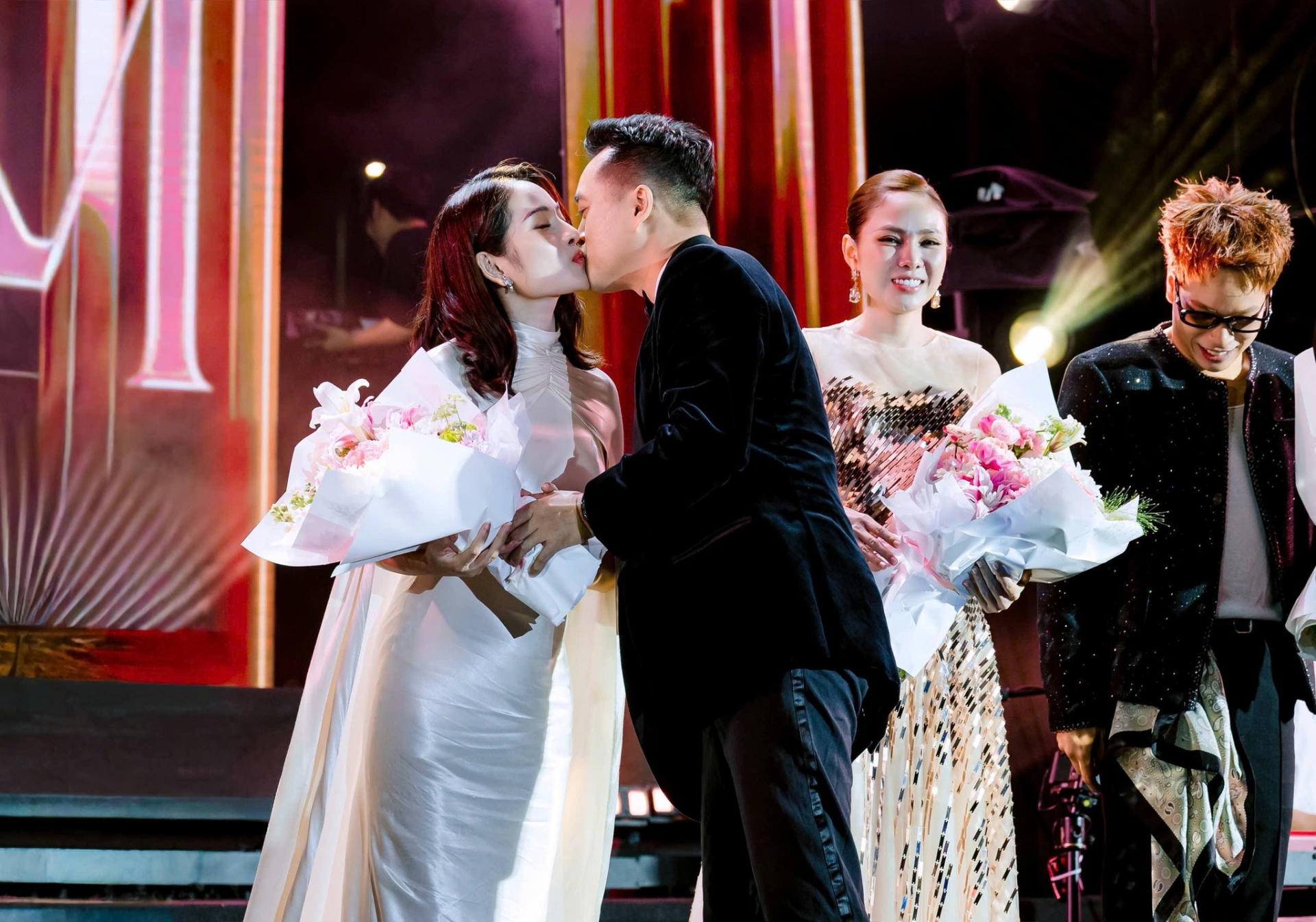 Chưa từng c&oacute; trong tiền lệ Vbiz: Một cặp đ&ocirc;i 2 lần ch&agrave;o đ&oacute;n em b&eacute; song sinh!- Ảnh 1.