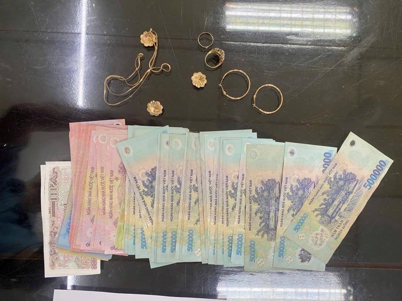 Ph&aacute;t hiện 78 tờ tiền c&oacute; mệnh gi&aacute; từ 2.000 - 500.000 đồng trong chiếc t&uacute;i bỏ qu&ecirc;n tr&ecirc;n chuyến t&agrave;u Bắc - Nam - Ảnh 1.