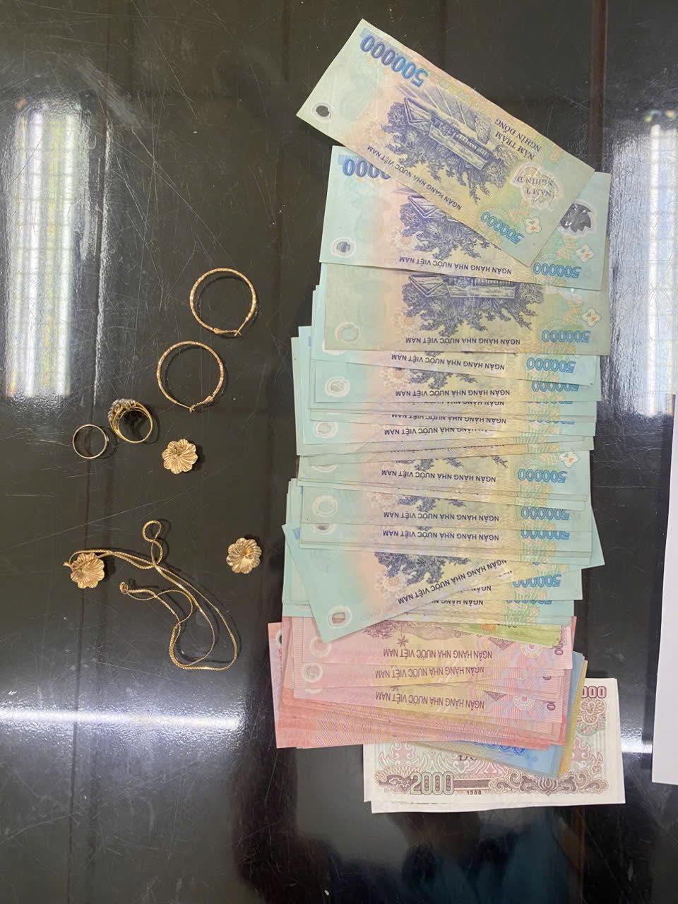 Ph&aacute;t hiện 78 tờ tiền c&oacute; mệnh gi&aacute; từ 2.000 - 500.000 đồng trong chiếc t&uacute;i bỏ qu&ecirc;n tr&ecirc;n chuyến t&agrave;u Bắc - Nam - Ảnh 4.