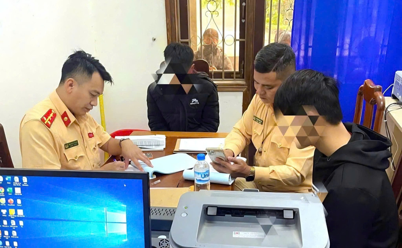 Xử phạt nam sinh quay clip khi l&aacute;i xe: H&agrave;nh vi nguy hiểm cần chấm dứt - Ảnh 2.