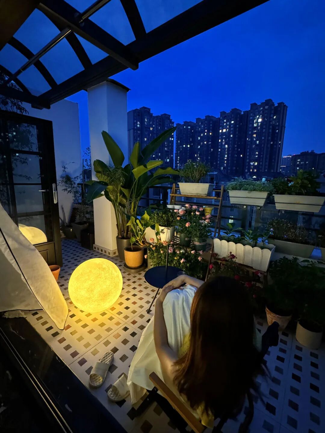 C&oacute; n&ecirc;n mua căn hộ c&oacute; s&acirc;n thượng? Người từng sống ở đ&acirc;y n&oacute;i thẳng: L&atilde;ng mạn th&igrave; &iacute;t, đ&aacute;nh đổi th&igrave; nhiều - Ảnh 2.