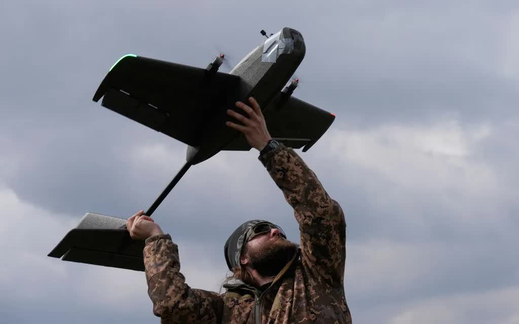 Ukraine kh&ocirc;ng k&iacute;ch lớn nhất v&agrave;o Nga với h&agrave;ng trăm UAV - Ảnh 1.
