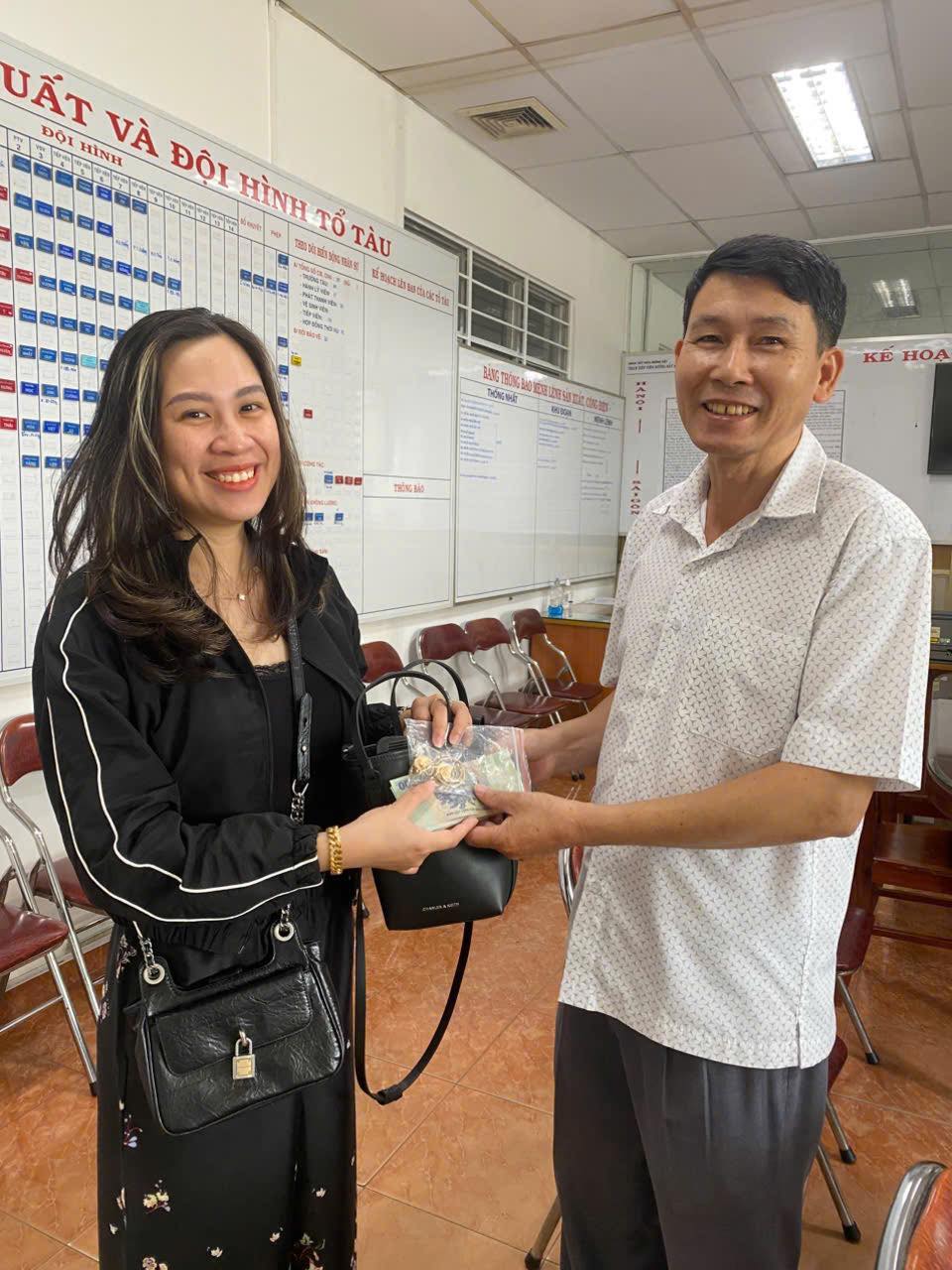 Ph&aacute;t hiện 78 tờ tiền c&oacute; mệnh gi&aacute; từ 2.000 - 500.000 đồng trong chiếc t&uacute;i bỏ qu&ecirc;n tr&ecirc;n chuyến t&agrave;u Bắc - Nam - Ảnh 2.