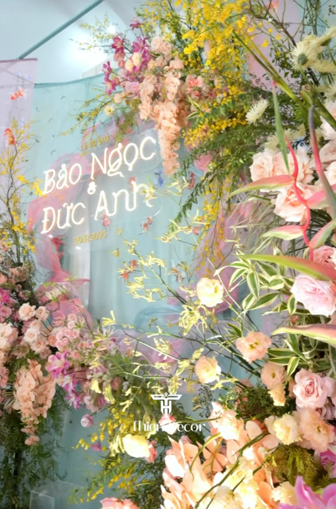 Đ&aacute;m cưới của cặp đ&ocirc;i S&oacute;c Trăng đẹp kh&aacute; tinh tế với t&ocirc;ng pastel giữa dinh thự xa hoa, từng chi tiết đều được vẽ bằng tay- Ảnh 8.