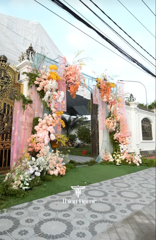 Đ&aacute;m cưới của cặp đ&ocirc;i S&oacute;c Trăng đẹp kh&aacute; tinh tế với t&ocirc;ng pastel giữa dinh thự xa hoa, từng chi tiết đều được vẽ bằng tay- Ảnh 21.