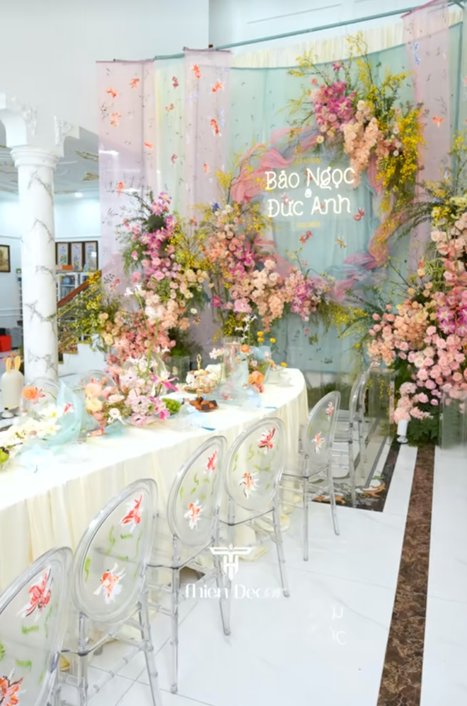 Đ&aacute;m cưới của cặp đ&ocirc;i S&oacute;c Trăng đẹp kh&aacute; tinh tế với t&ocirc;ng pastel giữa dinh thự xa hoa, từng chi tiết đều được vẽ bằng tay- Ảnh 9.