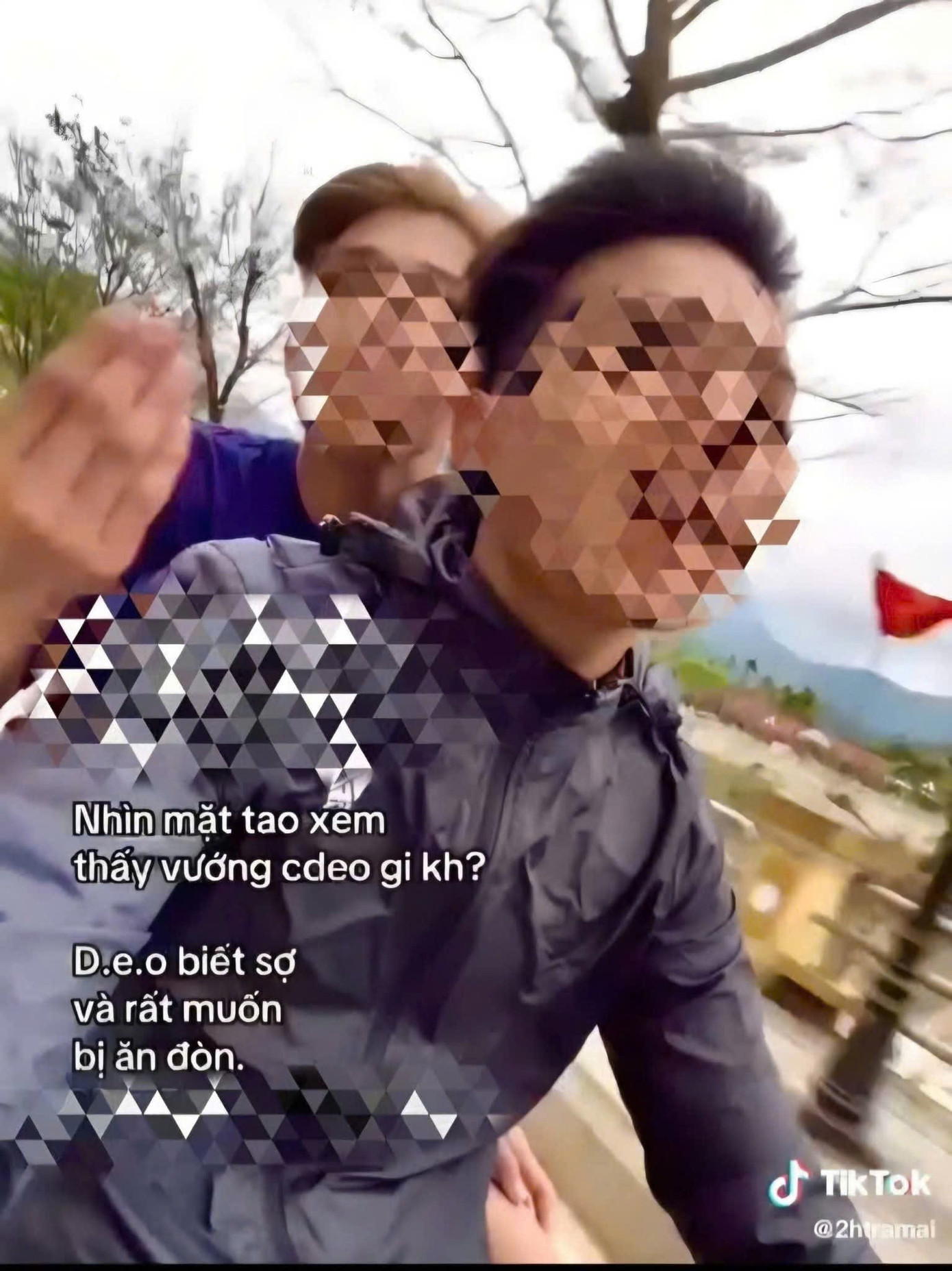 Xử phạt nam sinh quay clip khi l&aacute;i xe: H&agrave;nh vi nguy hiểm cần chấm dứt - Ảnh 1.