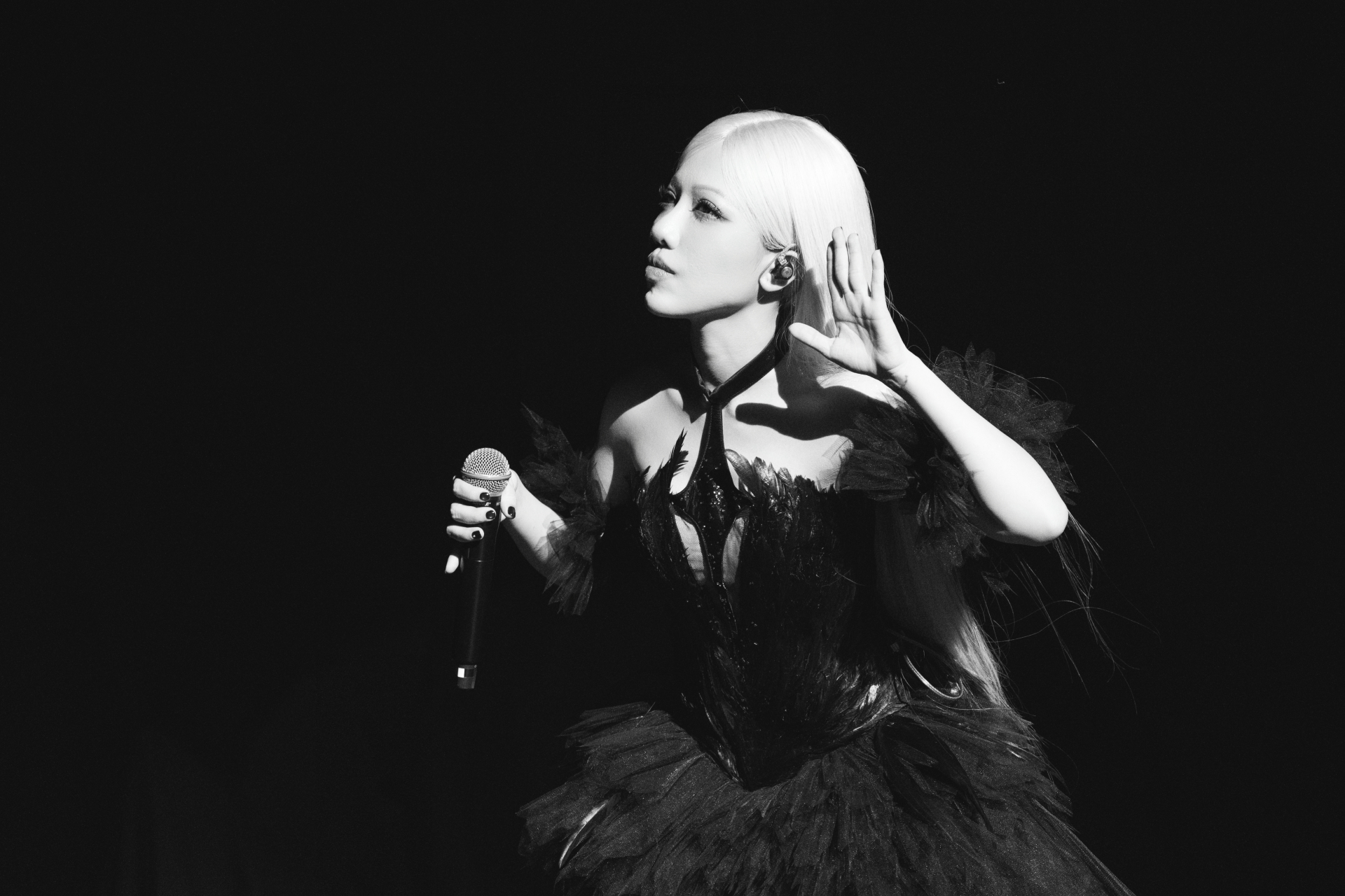 2.000 kh&aacute;n giả ch&igrave;m v&agrave;o &ldquo;thế giới nội t&acirc;m&rdquo; đầy giằng x&eacute; của Ph&ugrave;ng Kh&aacute;nh Linh - Ảnh 4.