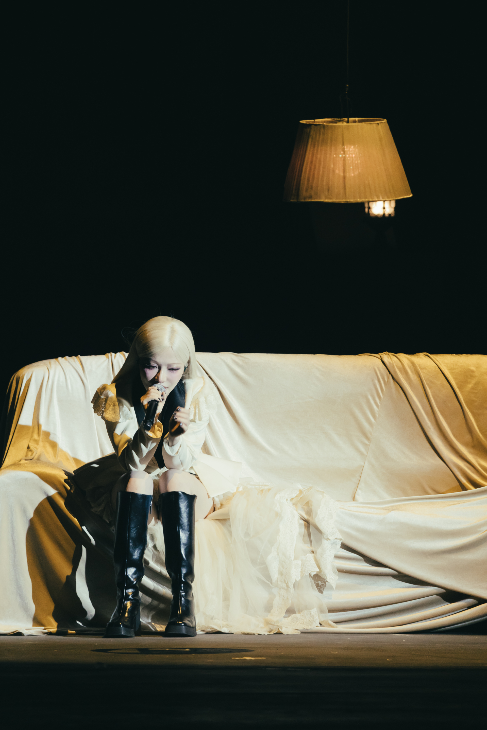 2.000 kh&aacute;n giả ch&igrave;m v&agrave;o &ldquo;thế giới nội t&acirc;m&rdquo; đầy giằng x&eacute; của Ph&ugrave;ng Kh&aacute;nh Linh - Ảnh 1.