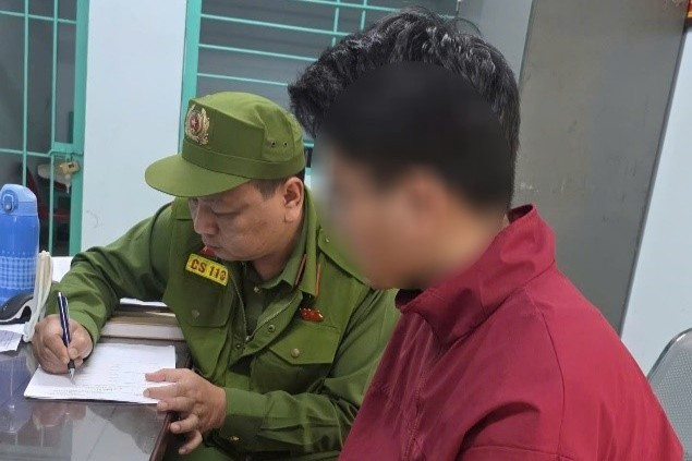 Kẻ biến th&aacute;i H&agrave; Nội quay l&eacute;n tại nh&agrave; vệ sinh nữ Trung t&acirc;m phục vụ h&agrave;nh ch&iacute;nh c&ocirc;ng - Ảnh 1.