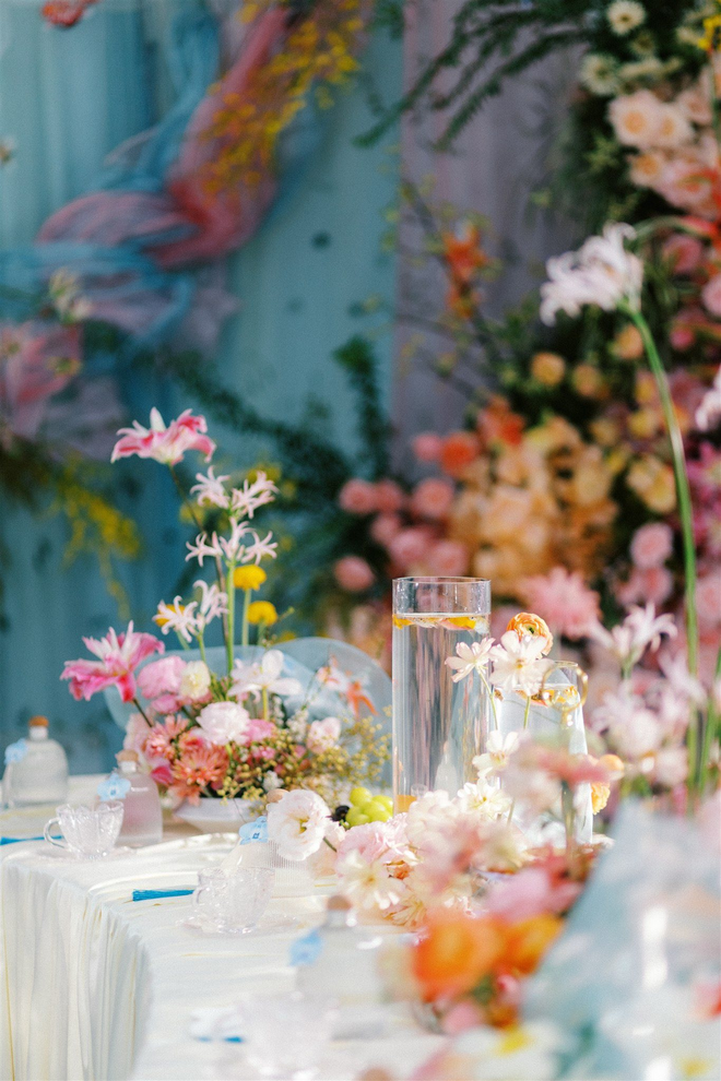 Đ&aacute;m cưới của cặp đ&ocirc;i S&oacute;c Trăng đẹp kh&aacute; tinh tế với t&ocirc;ng pastel giữa dinh thự xa hoa, từng chi tiết đều được vẽ bằng tay- Ảnh 4.