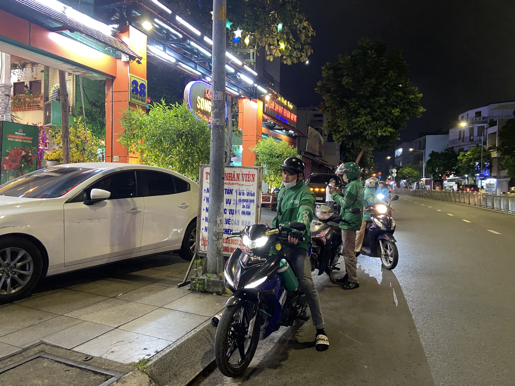 Nỗi ám ảnh của các tài xế công nghệ về đêm: Chuyện những cuốc xe "ác mộng"- Ảnh 2. Nỗi ám ảnh của các tài xế công nghệ về đêm: Chuyện những cuốc xe "ác mộng"- Ảnh 2.