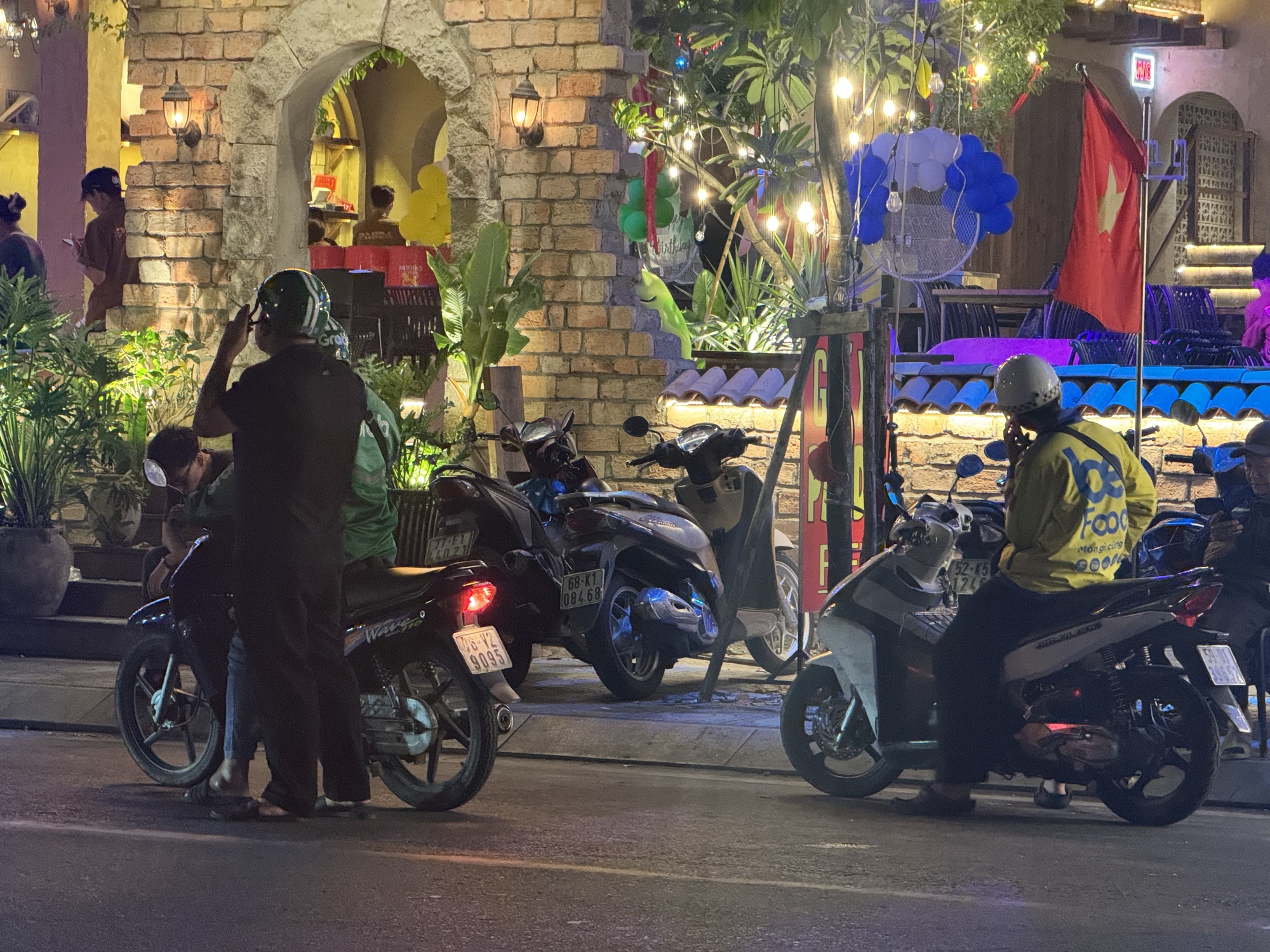 Nỗi ám ảnh của các tài xế công nghệ về đêm: Chuyện những cuốc xe "ác mộng"- Ảnh 3. Nỗi ám ảnh của các tài xế công nghệ về đêm: Chuyện những cuốc xe "ác mộng"- Ảnh 3.