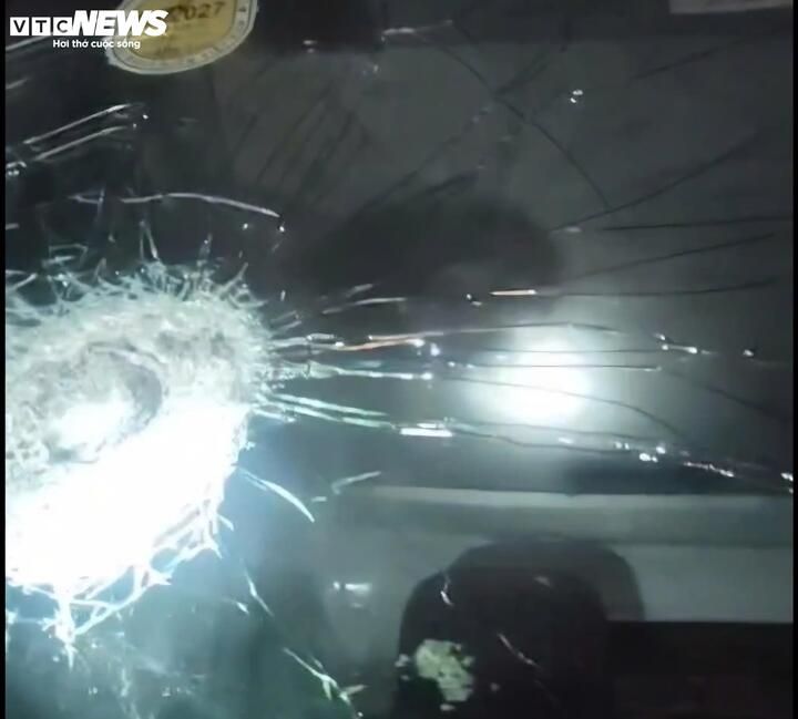 Nhiều &ocirc; t&ocirc; bị vỡ k&iacute;nh tại cao tốc Quảng Trị , nghi do n&eacute;m đ&aacute; từ tr&ecirc;n cao - Ảnh 1.