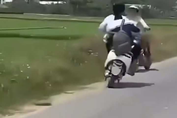 Triệu tập 2 thiếu ni&ecirc;n lạng l&aacute;ch g&acirc;y tai nạn cho phụ nữ ven đường - Ảnh 2.