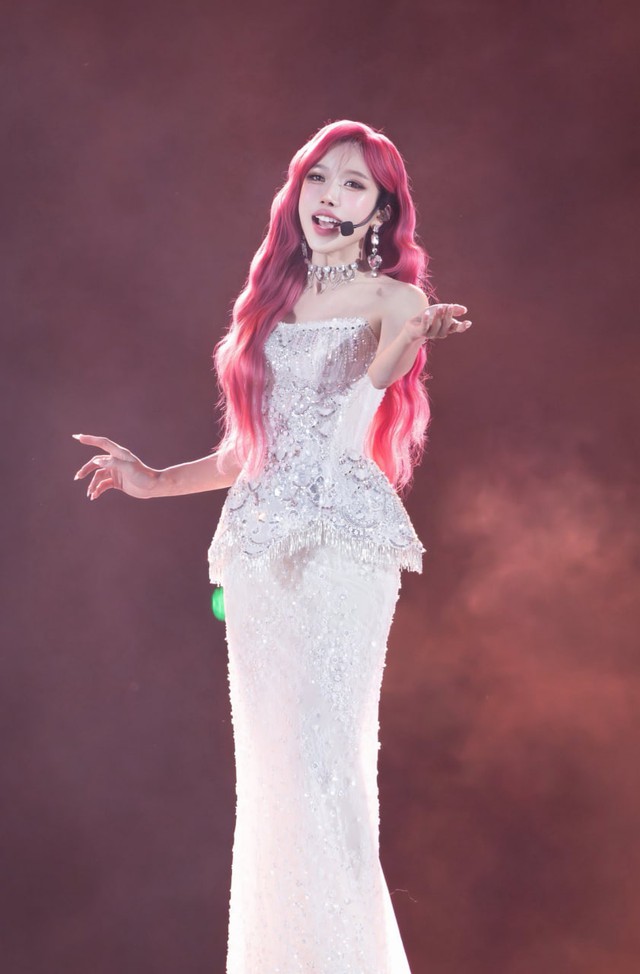 Mỹ nh&acirc;n Việt khiến netizen Trung cho&aacute;ng v&aacute;ng: L&aacute; ngọc c&agrave;nh v&agrave;ng nh&agrave; ngoại giao, gia thế - t&agrave;i năng tiểu thuyết cũng kh&ocirc;ng d&aacute;m viết- Ảnh 8.