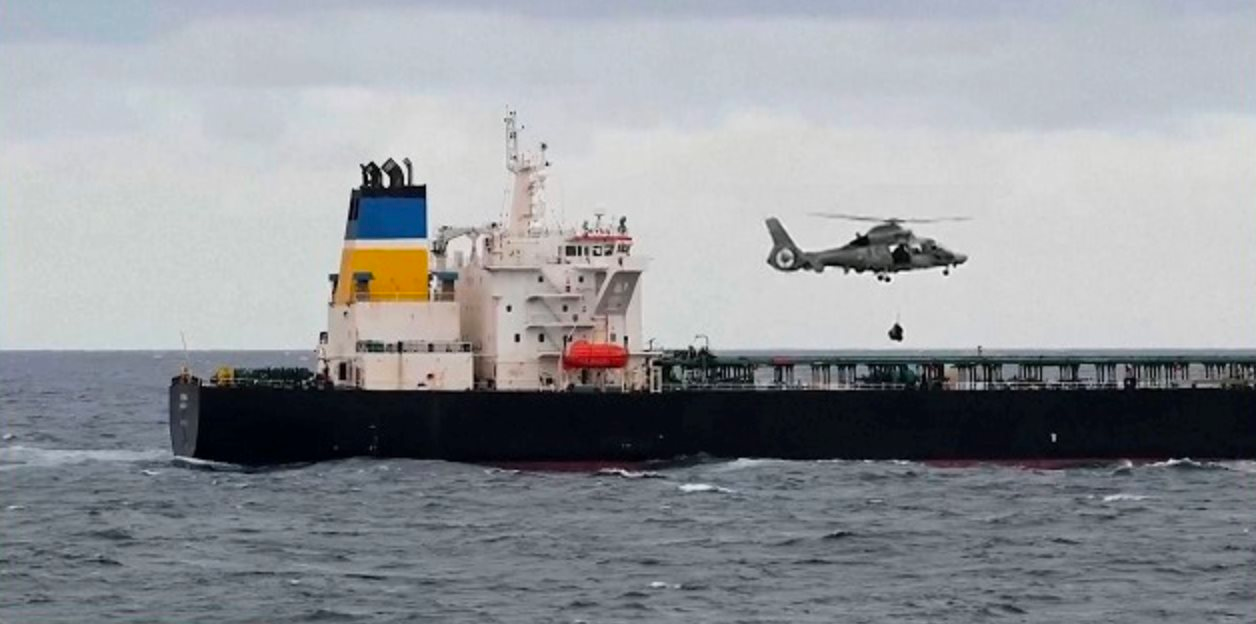 T&agrave;u chở dầu nghi của Nga mang khoảng 1,5 triệu th&ugrave;ng dầu đang di chuyển bất ngờ bị v&acirc;y bắt giữa biển Địa Trung Hải - Ảnh 1.