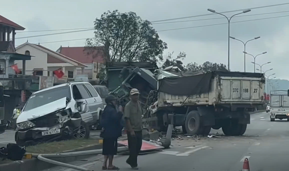 T&agrave;i xế xe tải tử vong trong vụ tai nạn li&ecirc;n ho&agrave;n tr&ecirc;n quốc lộ 1 ng&agrave;y 22 - 3 - Ảnh 1.