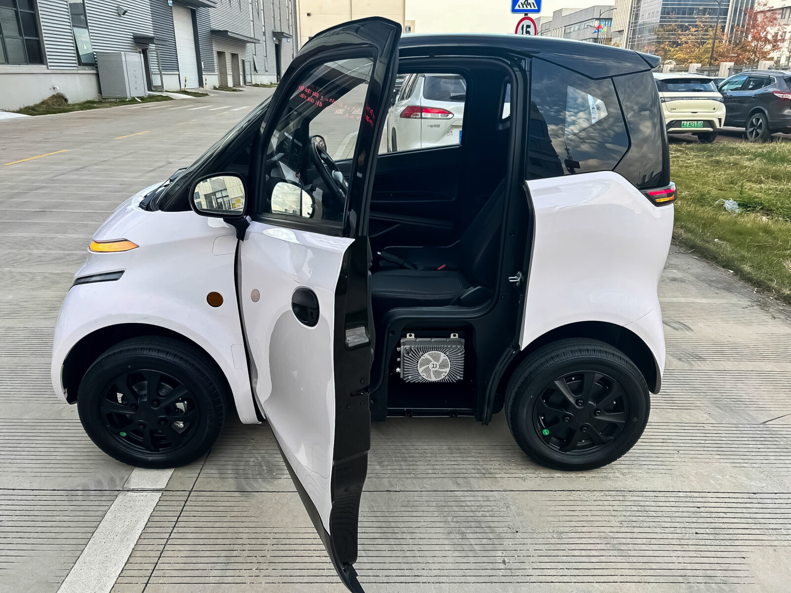 Ô tô điện Việt Nam giá từ 148 triệu đồng sắp ra mắt: Tháo pin như xe máy, sạc được tại nhà, chạy gần 10 vòng Hồ Tây mới hết pin- Ảnh 14.